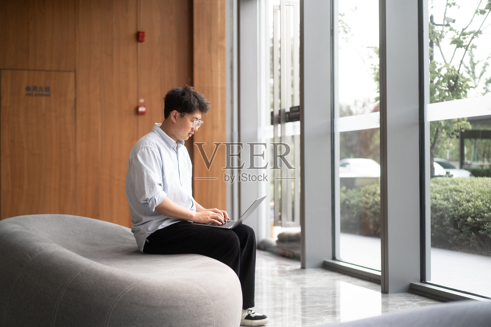 商务人士大厅内使用手提电脑照片摄影图片