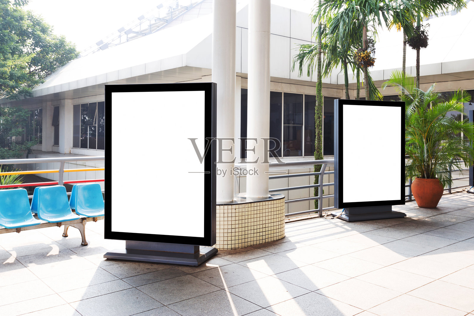 路边空白广告牌照片摄影图片