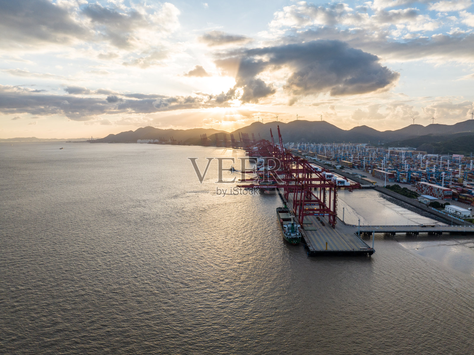 航拍夕阳下集装箱码头照片摄影图片