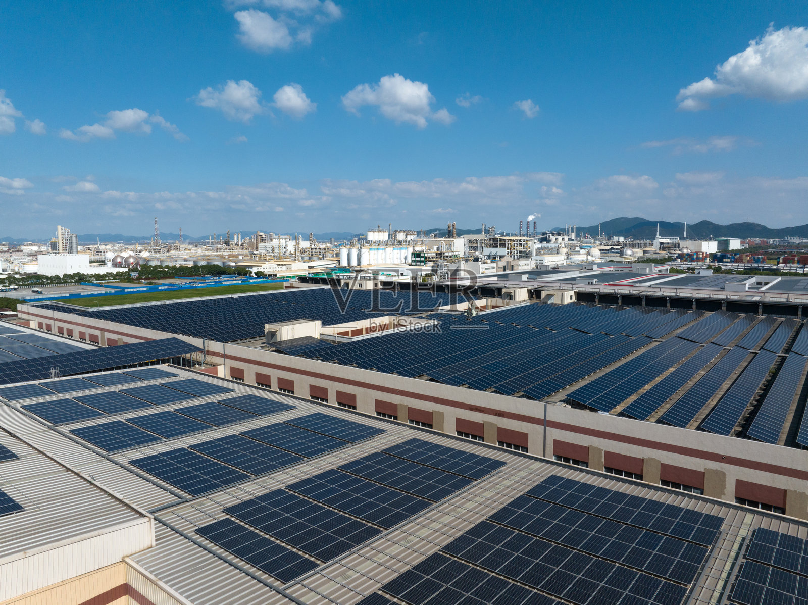 航拍屋顶光伏太阳能电池板照片摄影图片