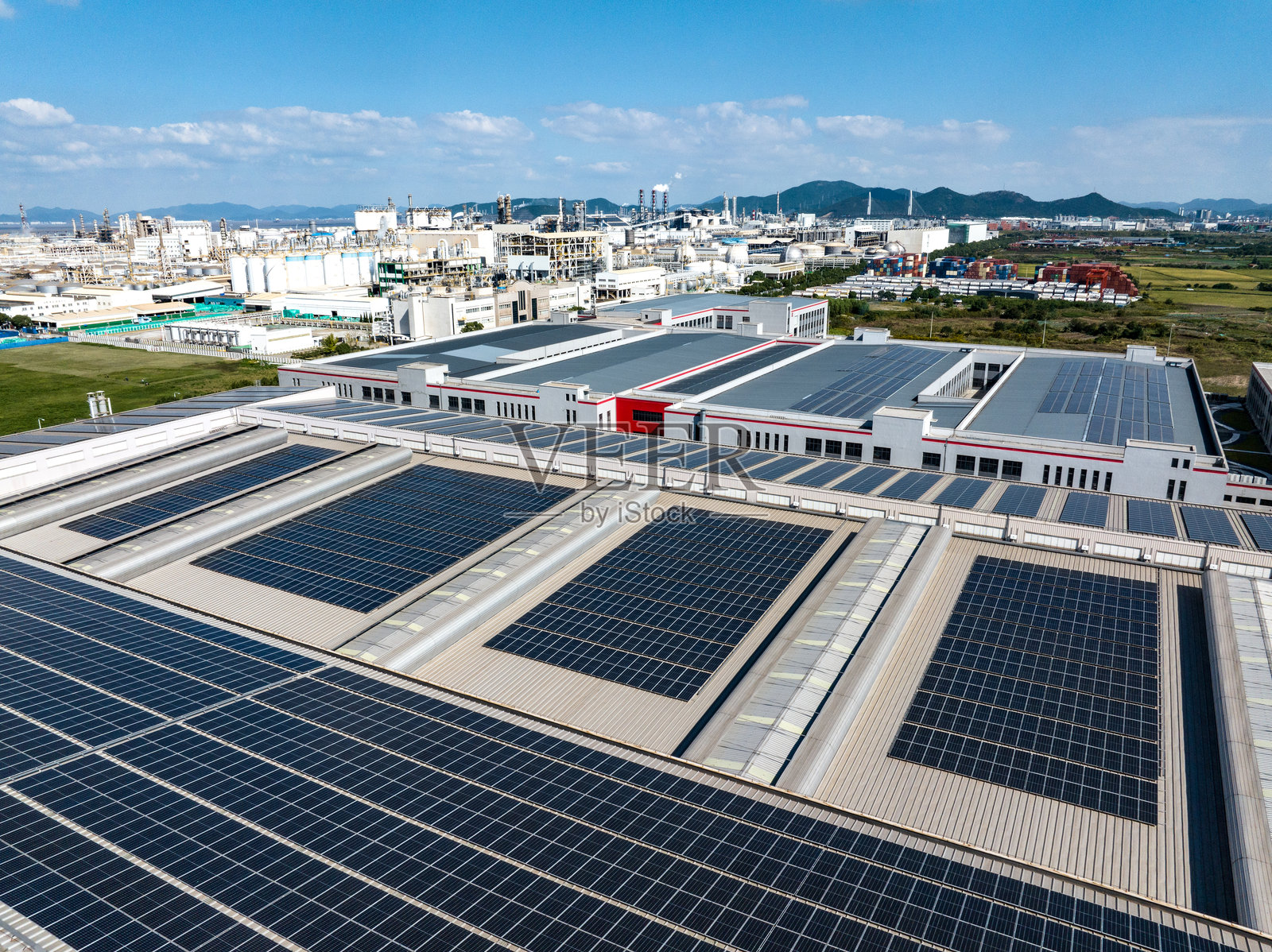 航拍屋顶光伏太阳能电池板照片摄影图片