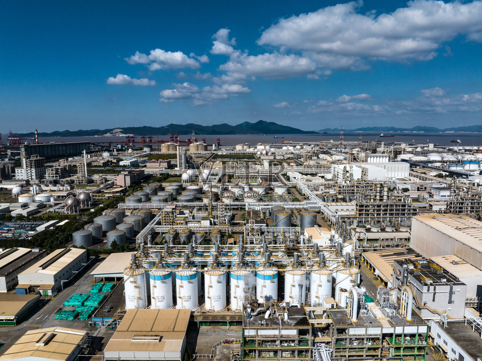 航拍石油化工厂照片摄影图片