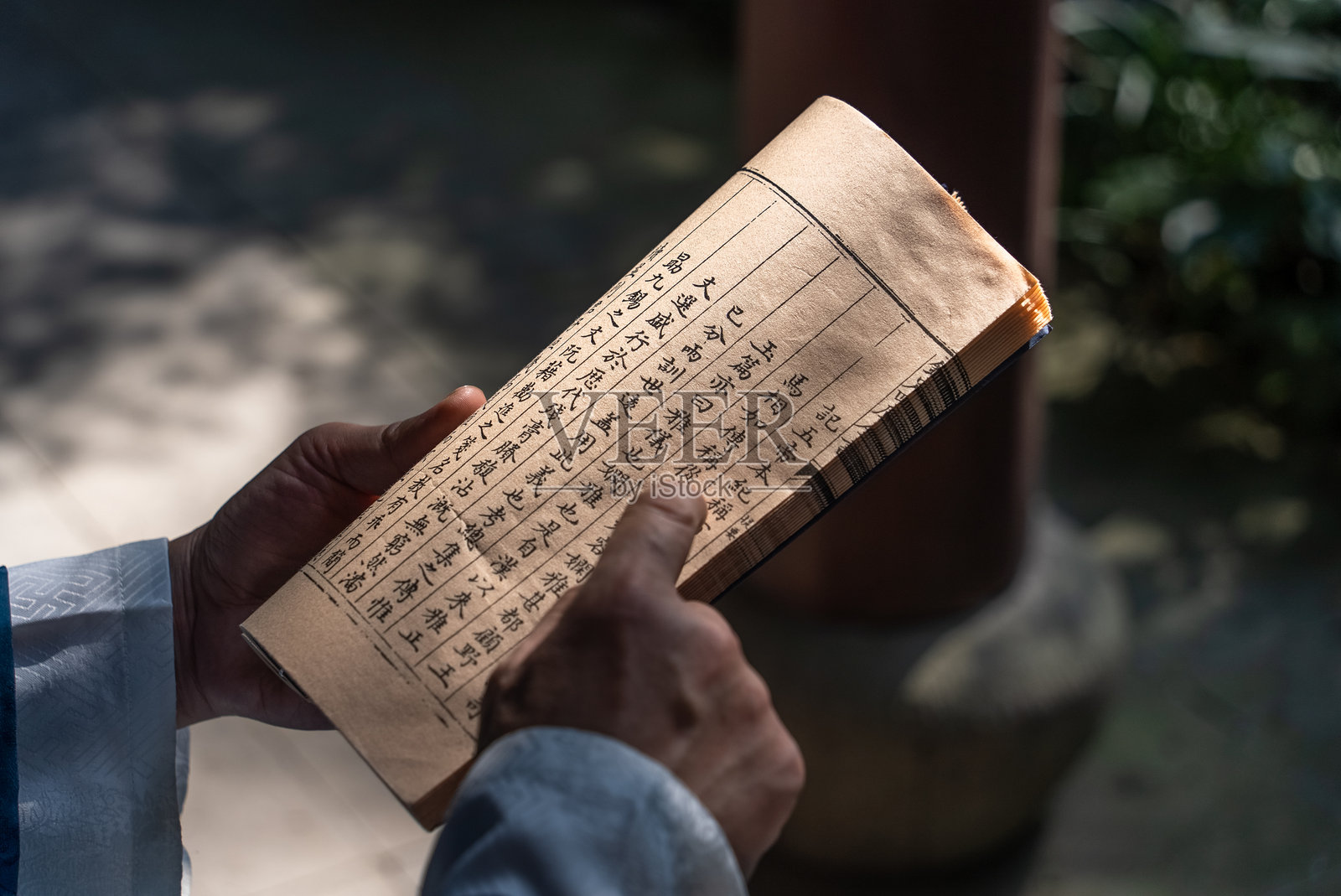 古人在门廊下看书照片摄影图片