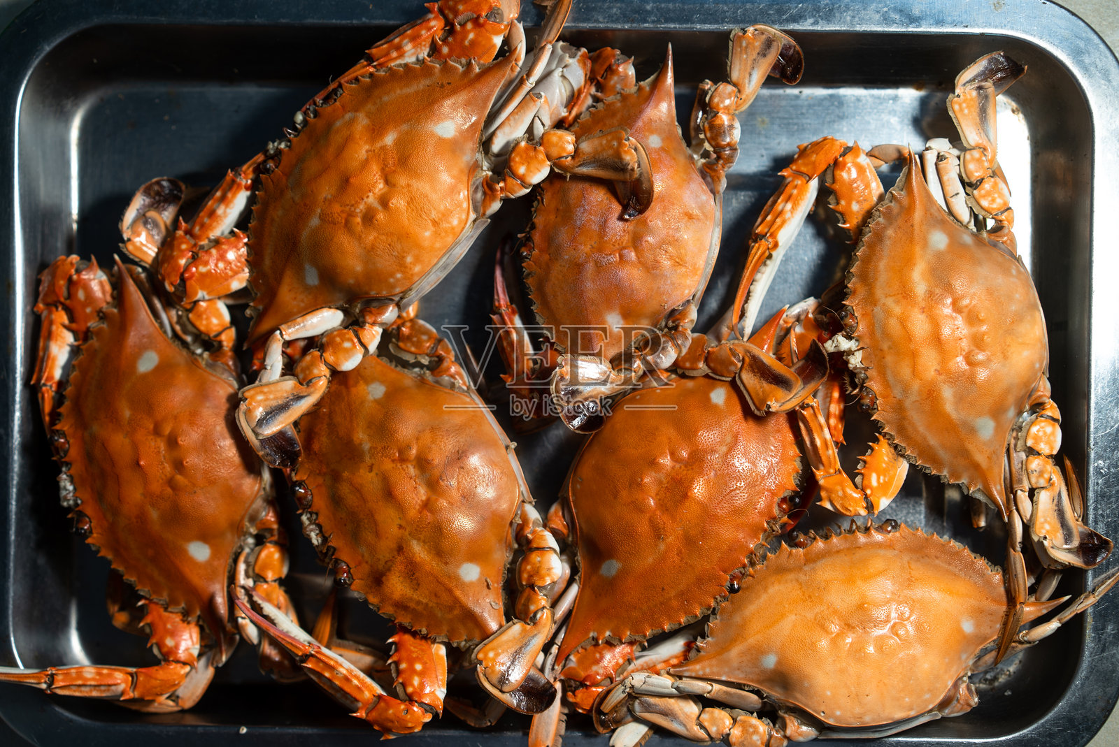 一盘煮熟的梭子蟹照片摄影图片