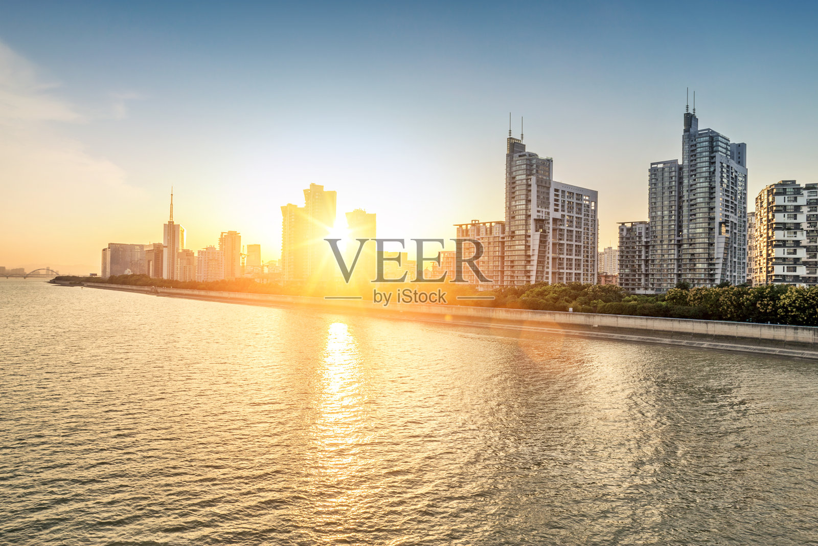 夕阳下钱塘江和都市风光照片摄影图片