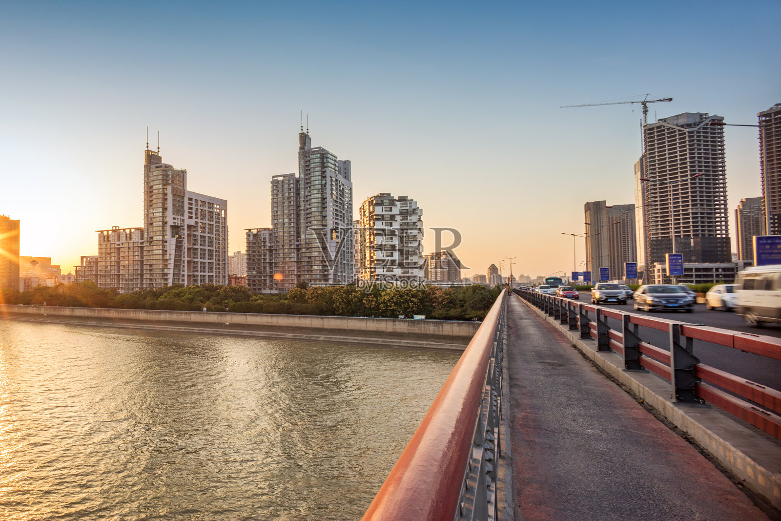 夕阳下钱塘江非机动车道和都市风光照片摄影图片