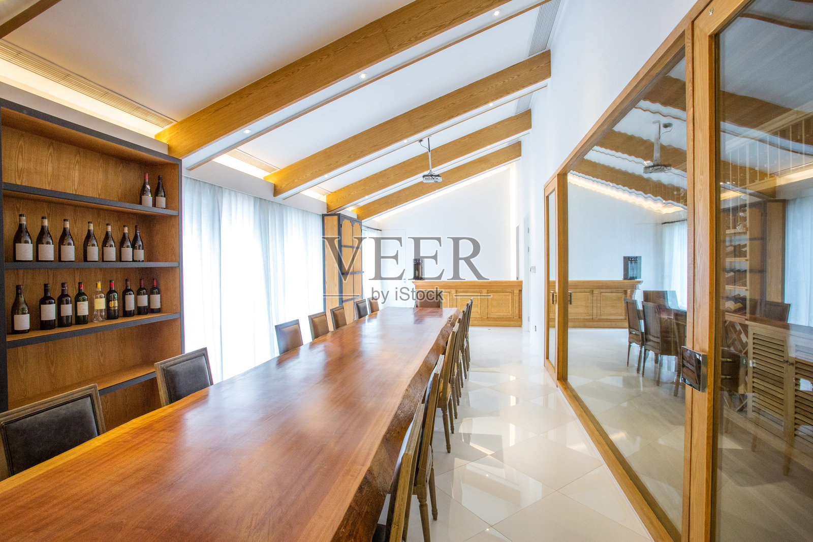 餐厅内长条形餐桌照片摄影图片