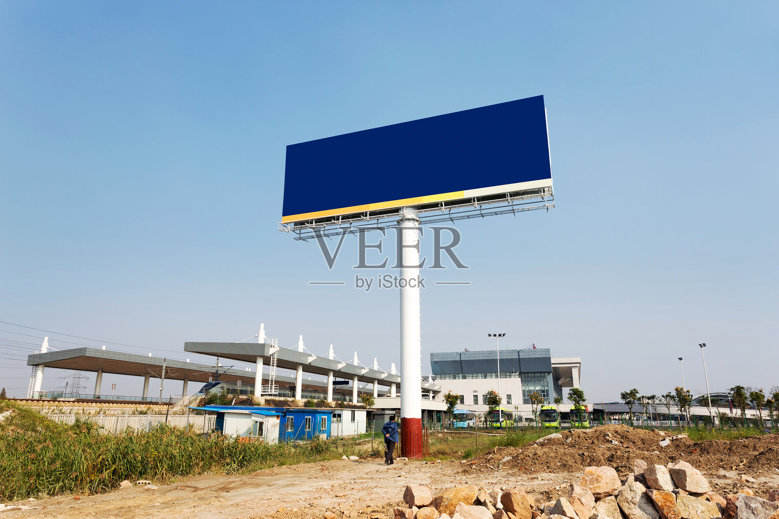 空地上一块空广告牌照片摄影图片