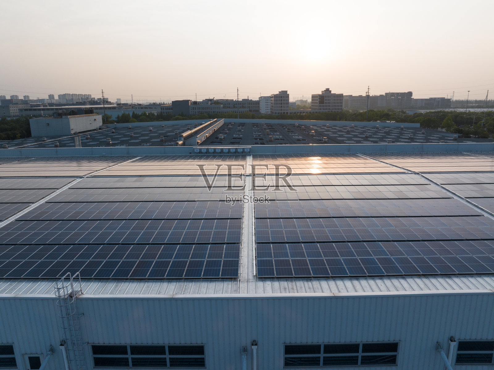 航拍屋顶光伏太阳能电池板照片摄影图片