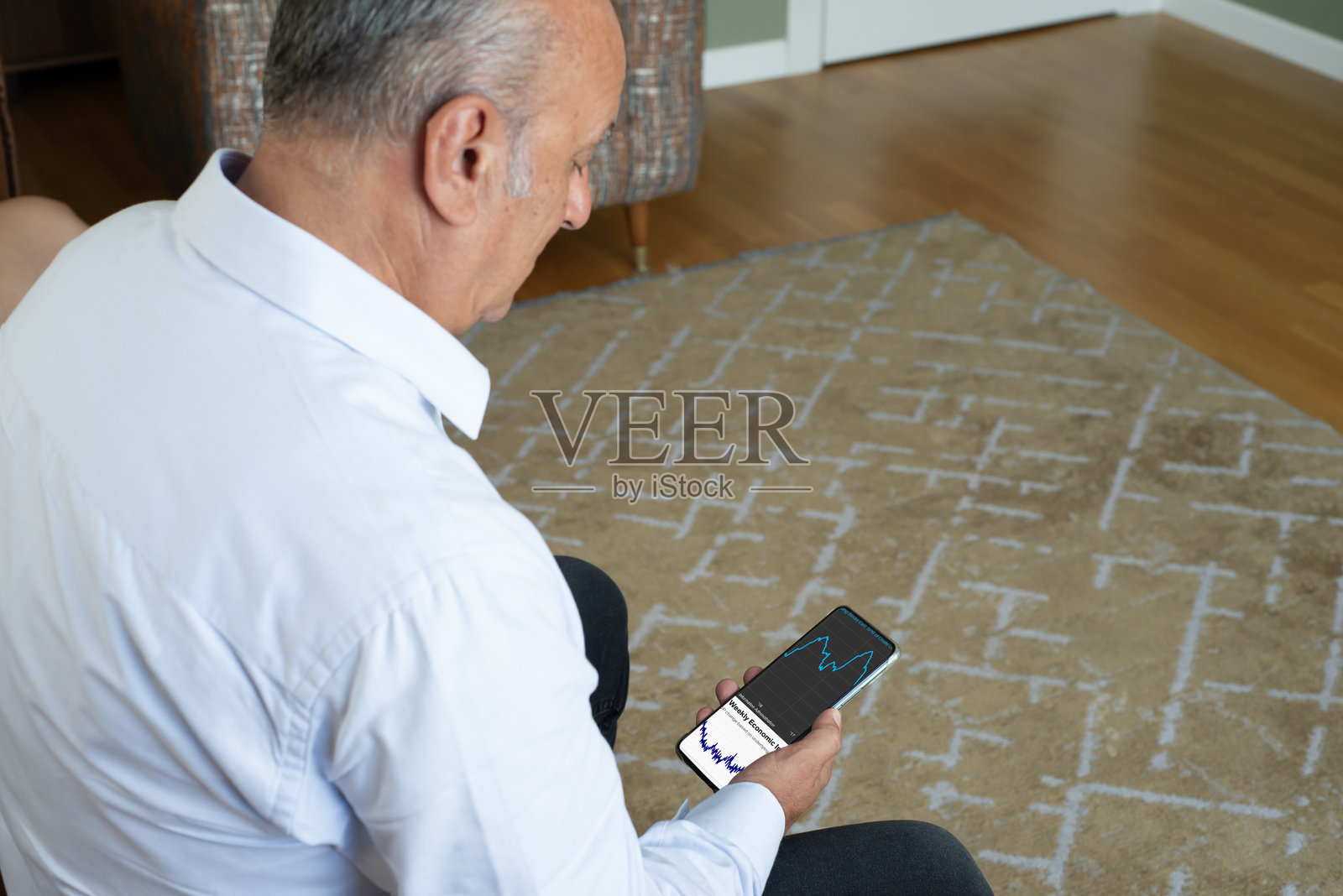 一个用加密货币交易的人照片摄影图片