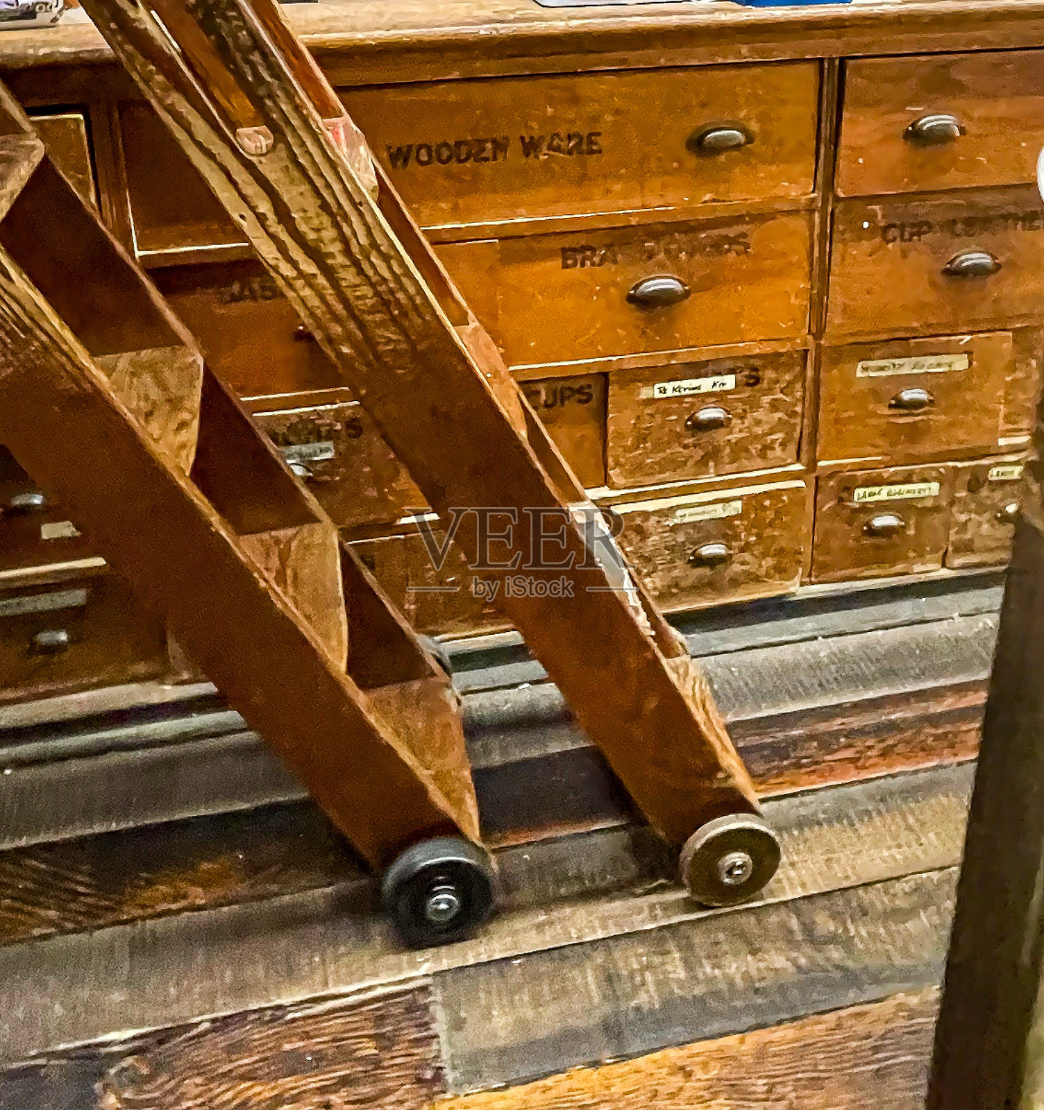 老式五金抽屉照片摄影图片