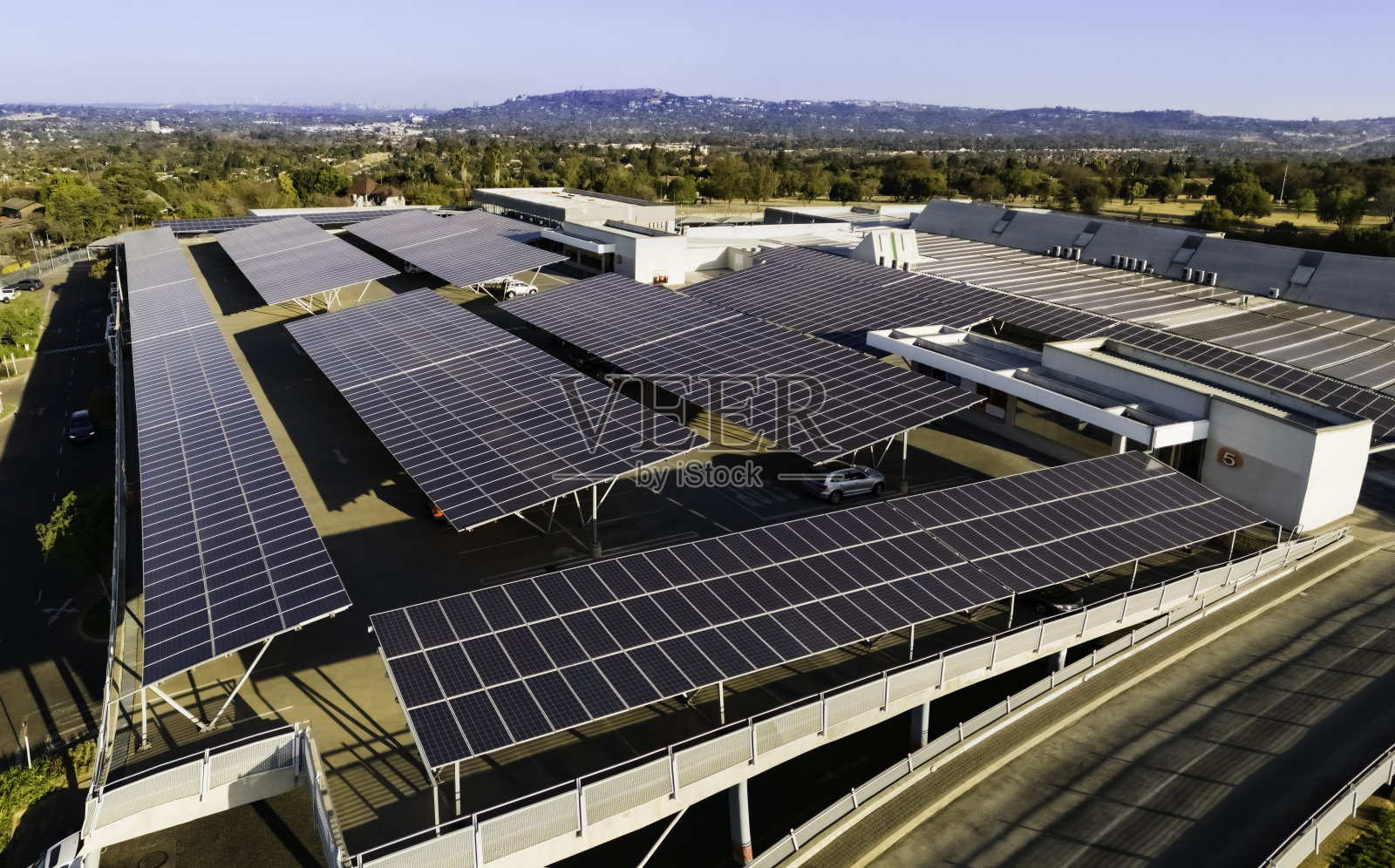 覆盖购物中心的太阳能电池板照片摄影图片