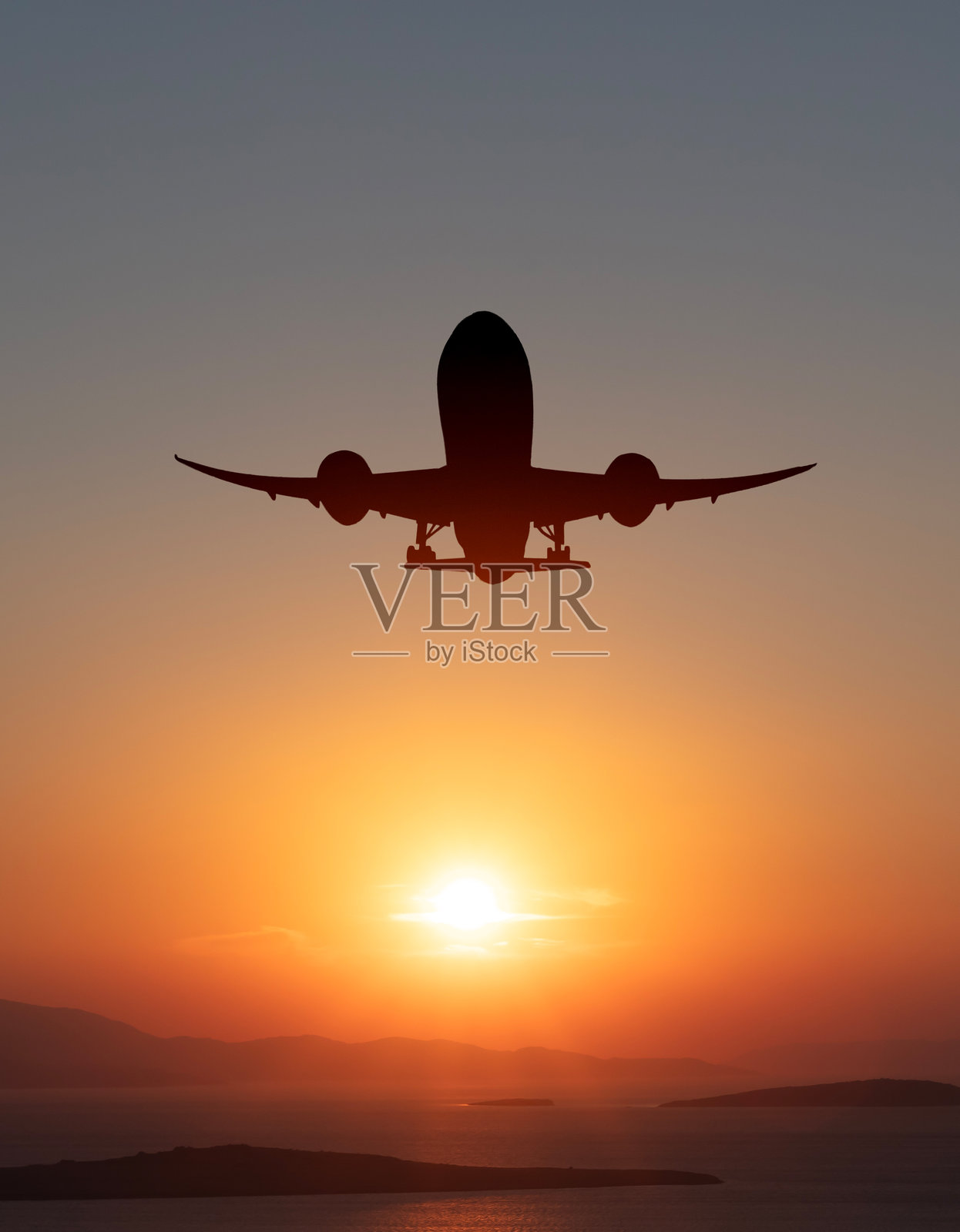 日落时刚起飞的飞机剪影照片摄影图片