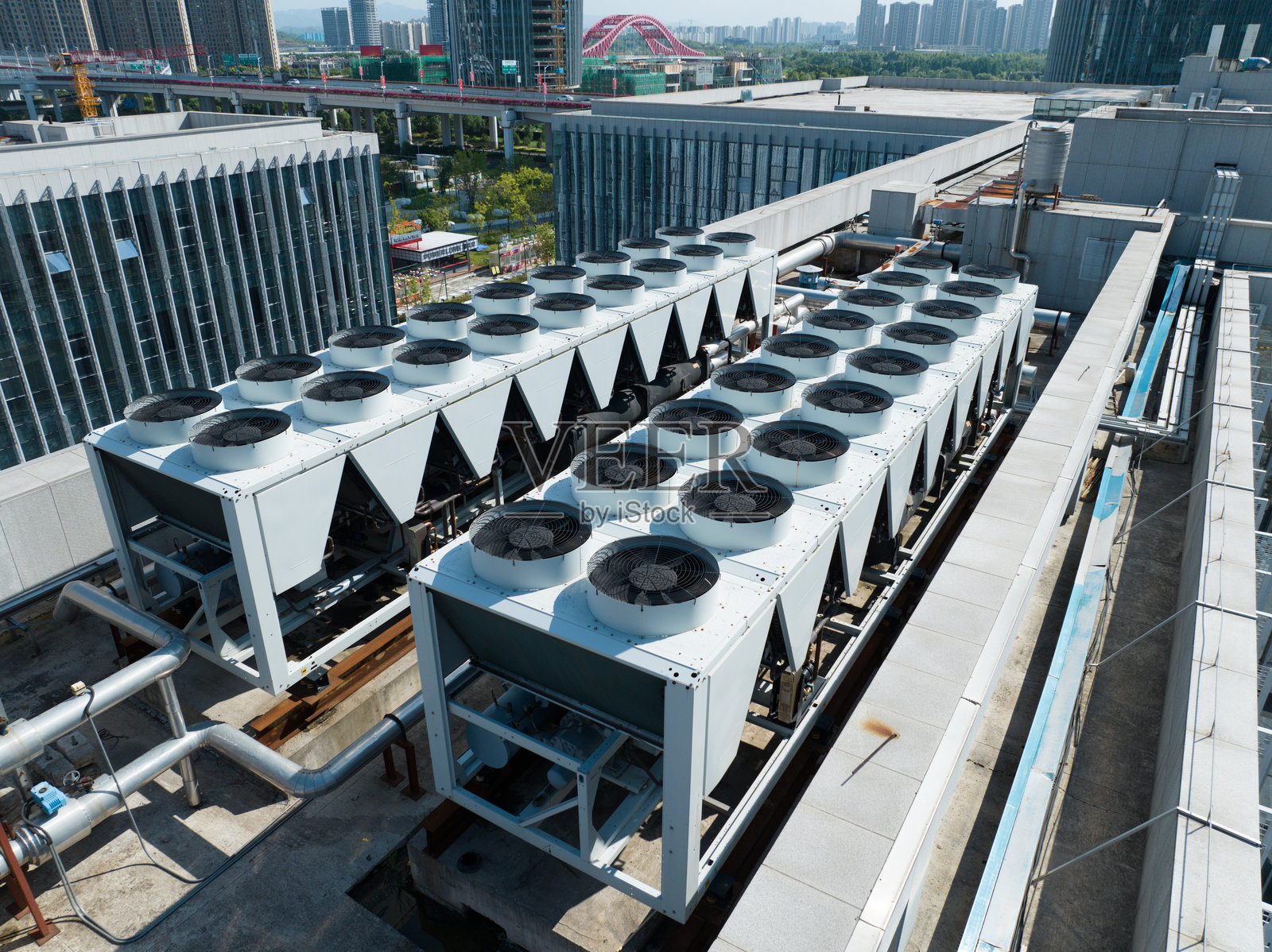 办公楼屋顶空调室外机照片摄影图片