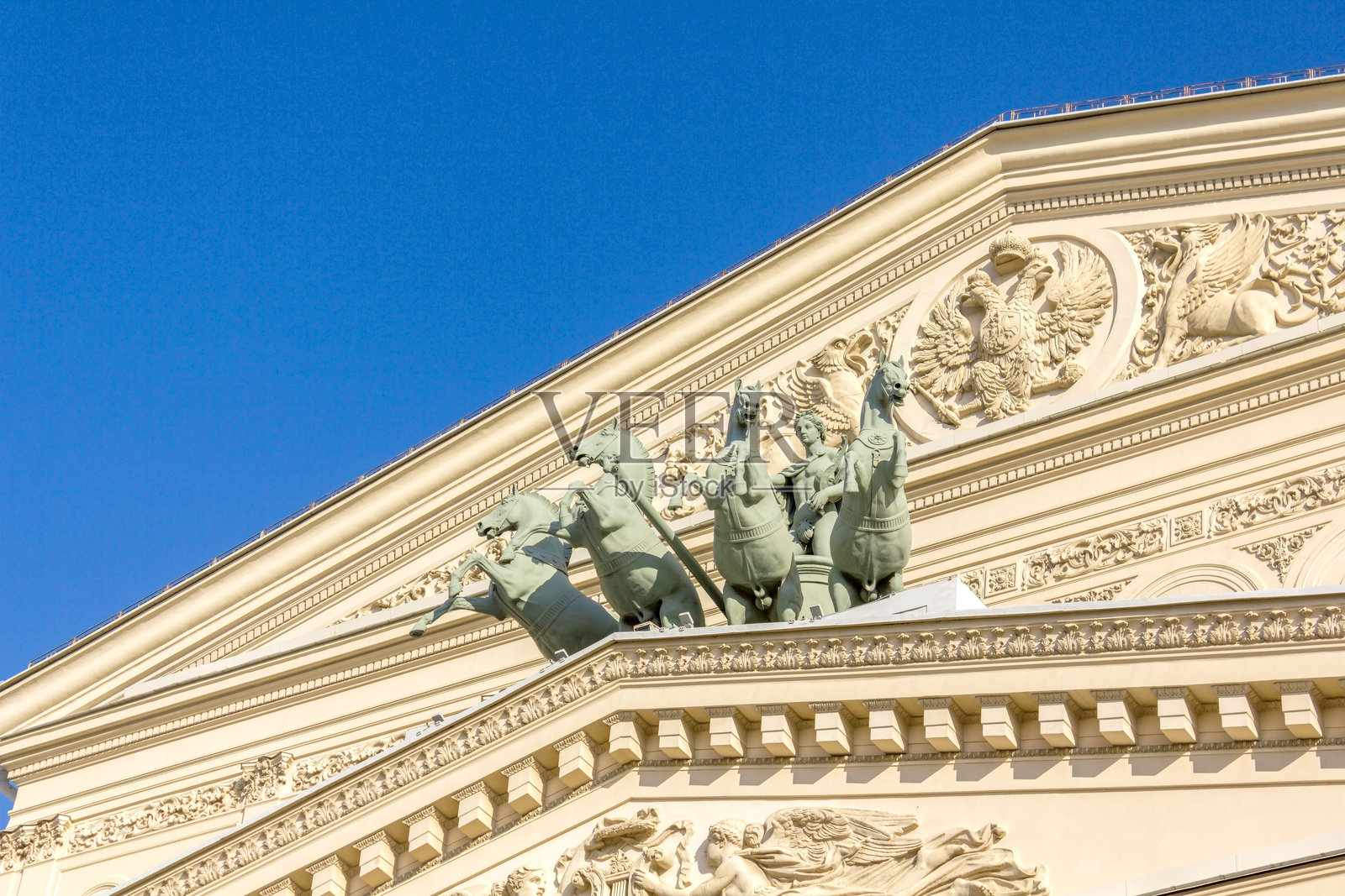 俄罗斯莫斯科大剧院外立面上的四边形雕塑和复杂的新古典主义细节特写。照片摄影图片