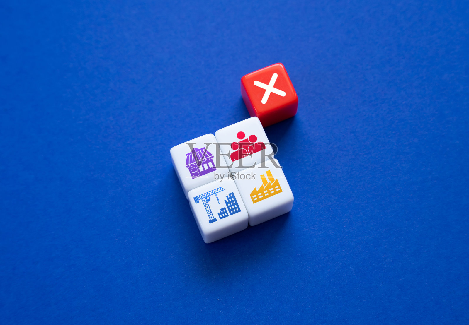 制裁和禁令。商业和经济。禁止在某些行业或地区投资。投资的禁令。完全禁止与特定国家的所有贸易和经济活动照片摄影图片