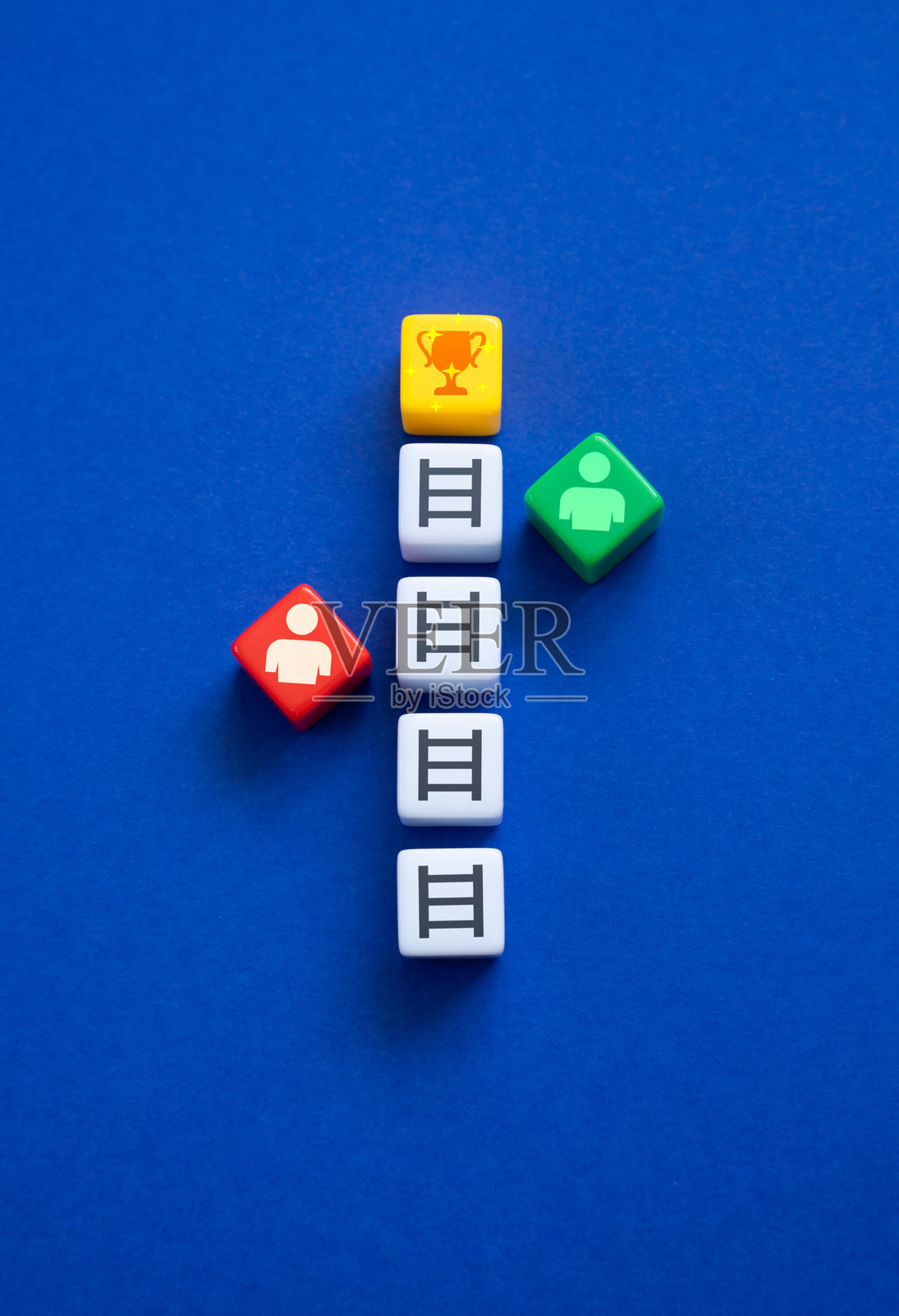 比赛:两个对手之间争夺奖品的比赛在公司保持竞争和体育精神，提高工作效率。照片摄影图片