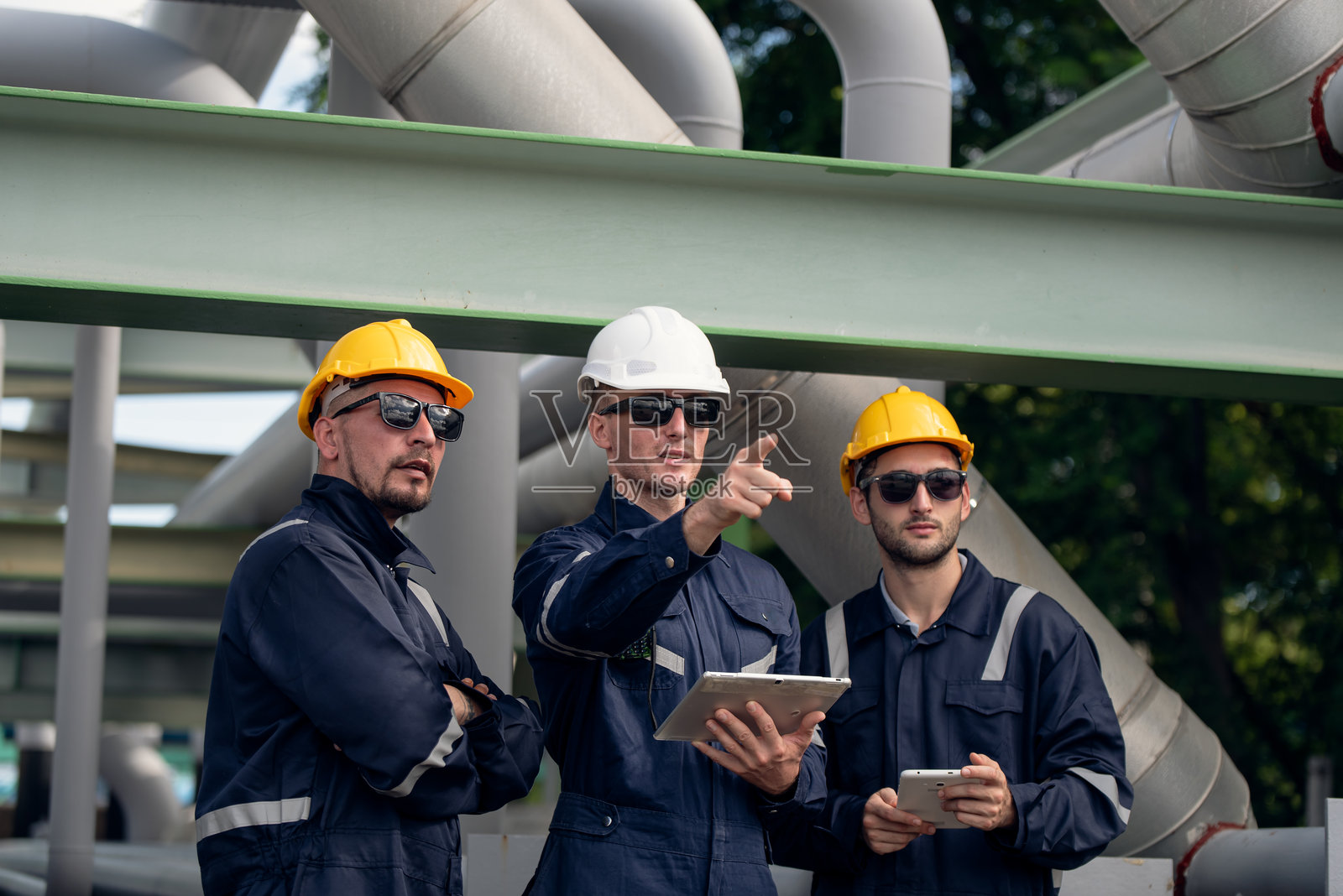 炼油行业，在石油和天然气炼油厂工作的工程师照片摄影图片
