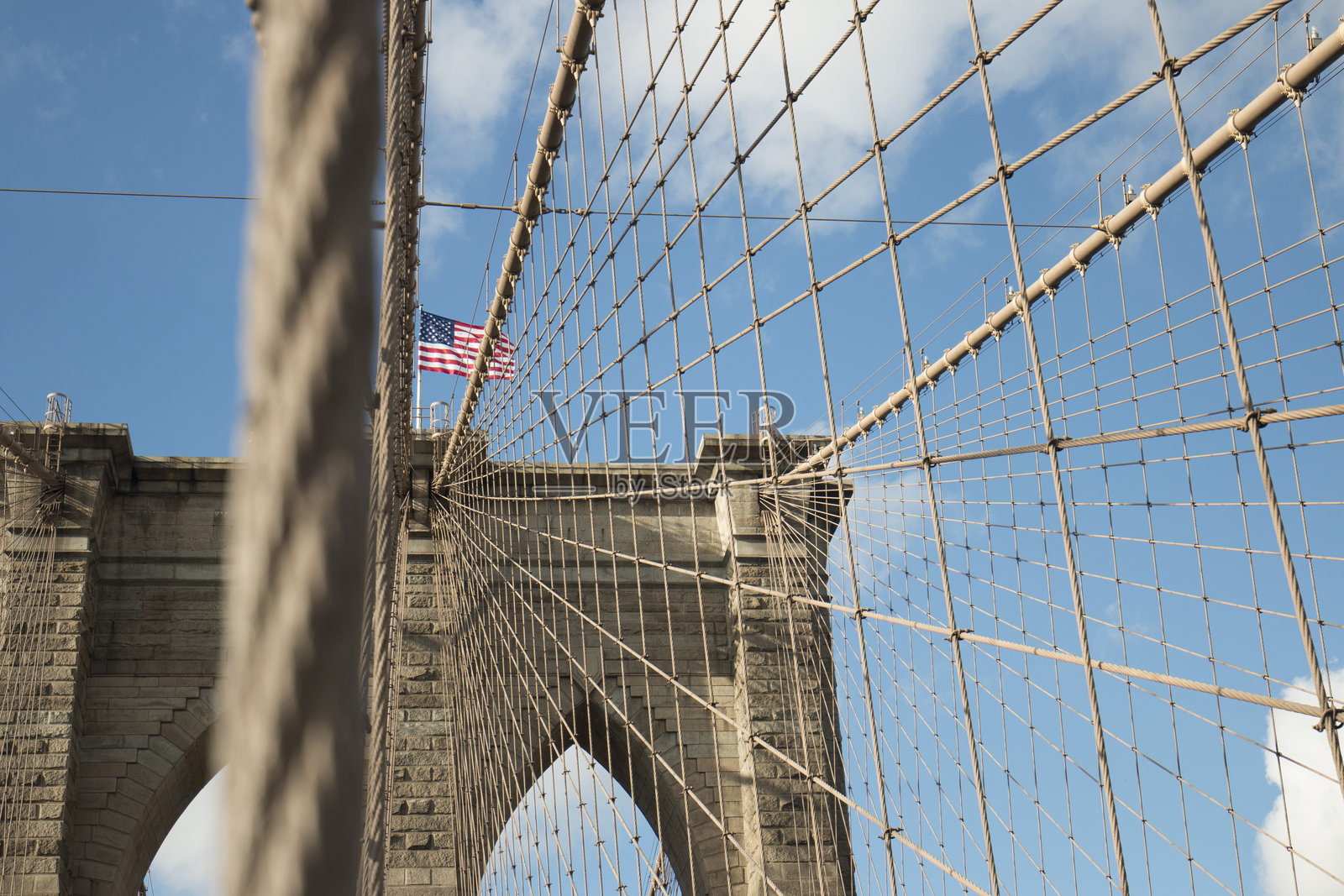 悬索桥的低角度视图照片摄影图片