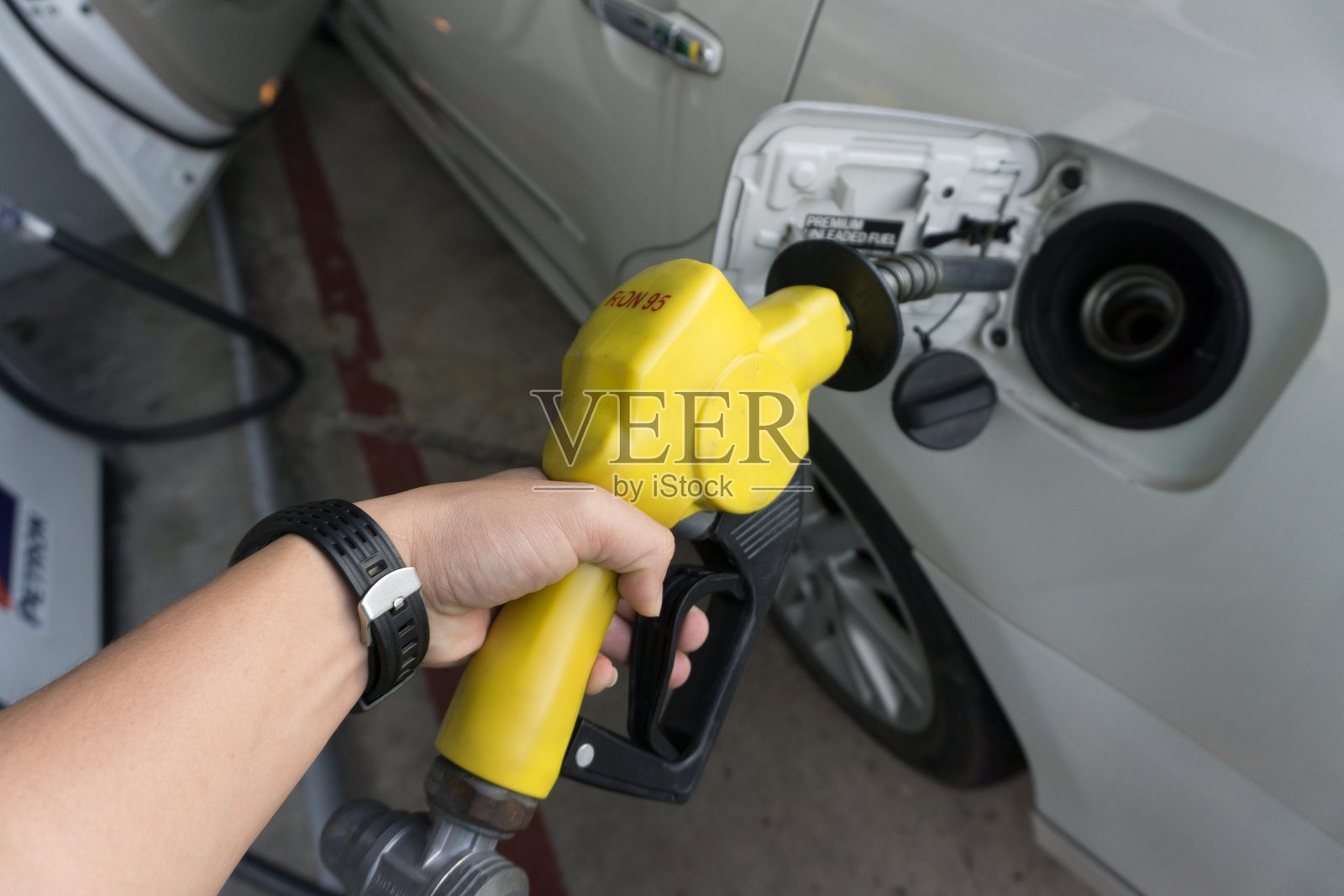 裁剪工人的手加油车照片摄影图片