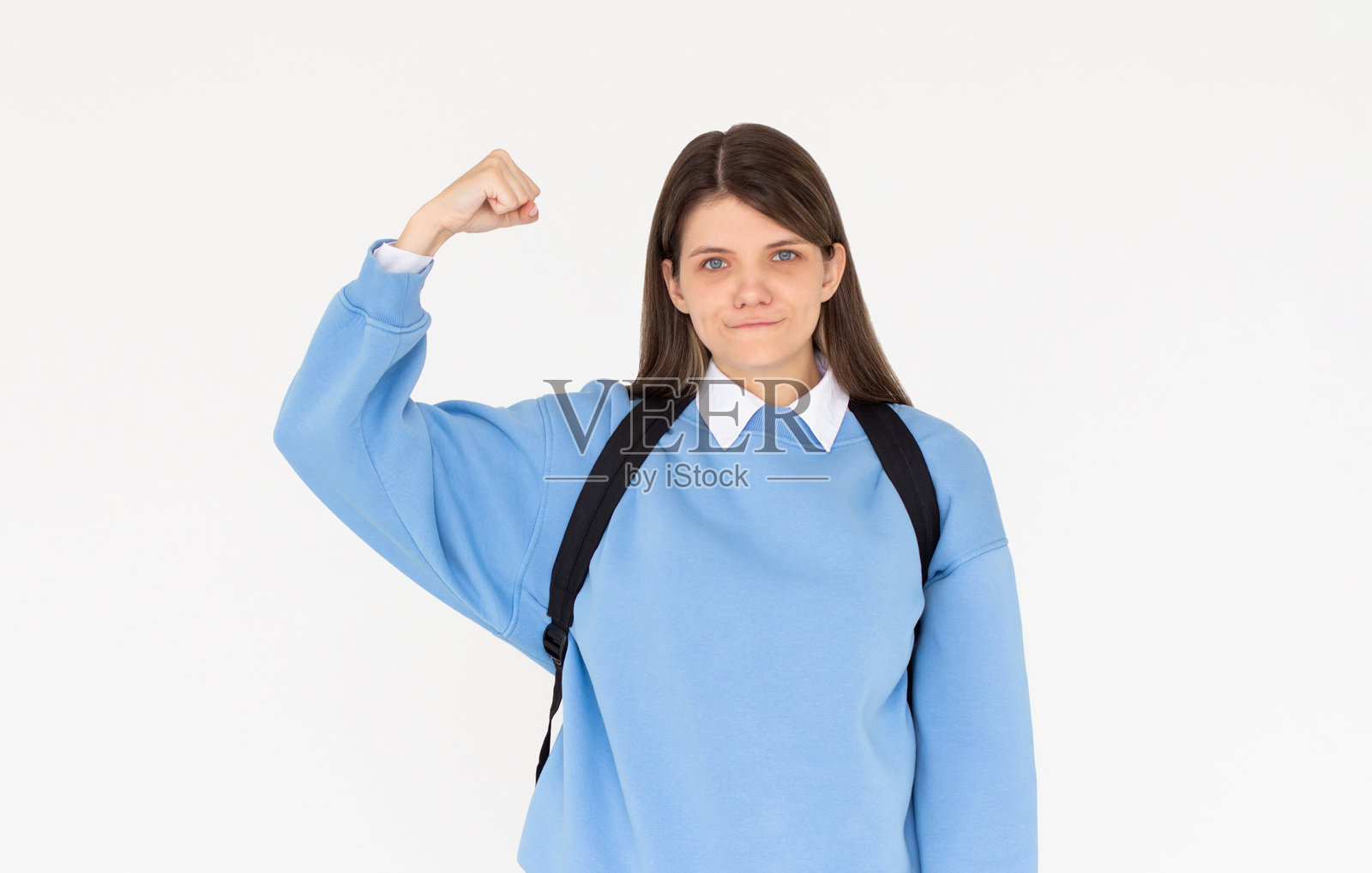 年轻的白人妇女背着学生背包在白底强壮的人显示手臂肌肉，自信和自豪的权力照片摄影图片