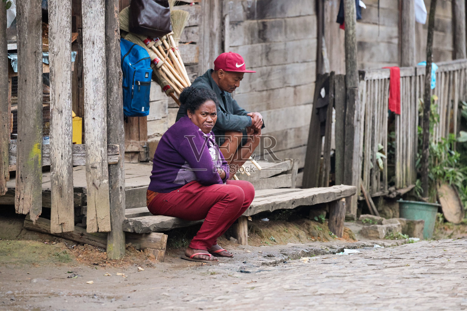 马达加斯加安达西贝村的日常生活,展示当地居民在木门廊上交谈照片摄影图片