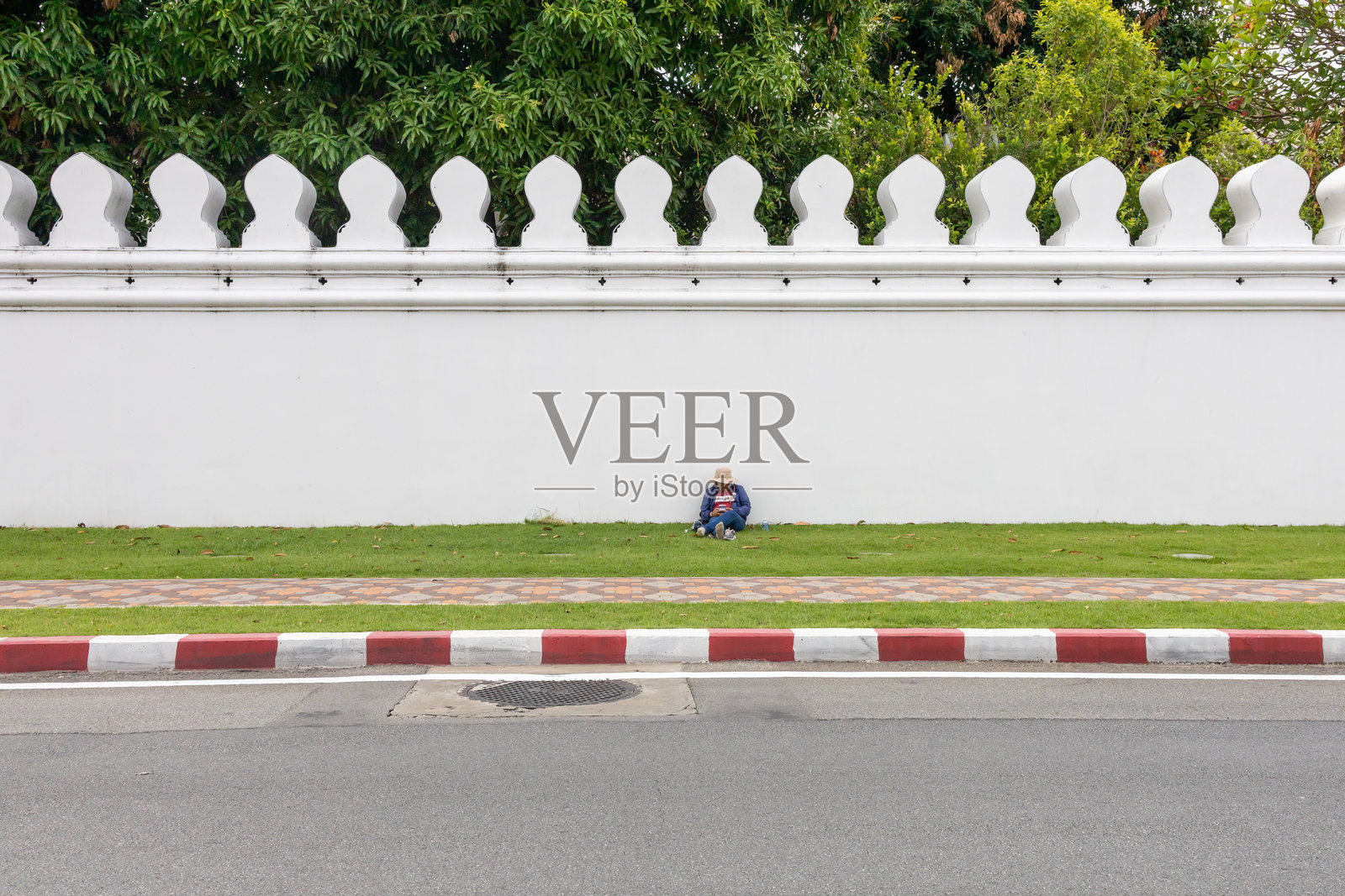 疲惫的妇女睡在曼谷大皇宫前照片摄影图片