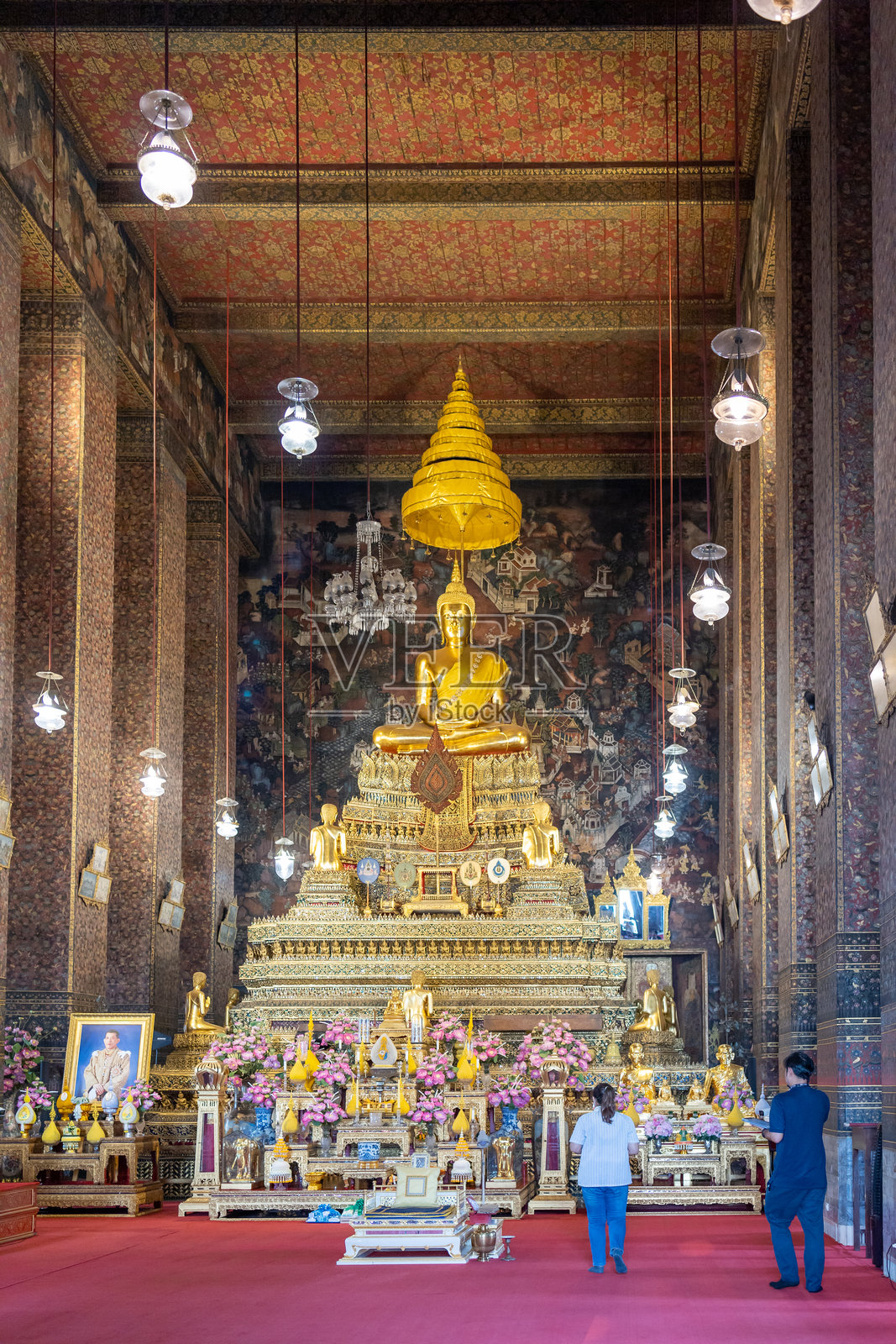 吴佛寺美丽的金佛雕像，重点选择照片摄影图片