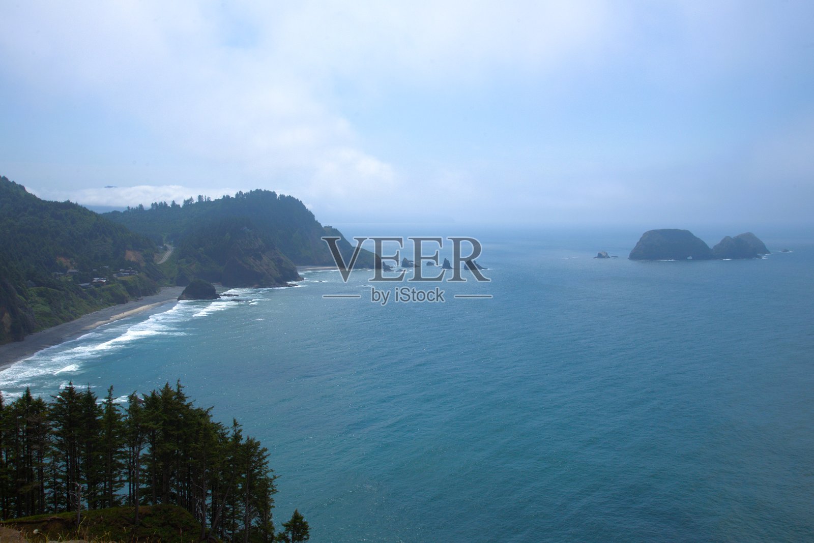 从远处俯瞰海滩和周围的海湾照片摄影图片