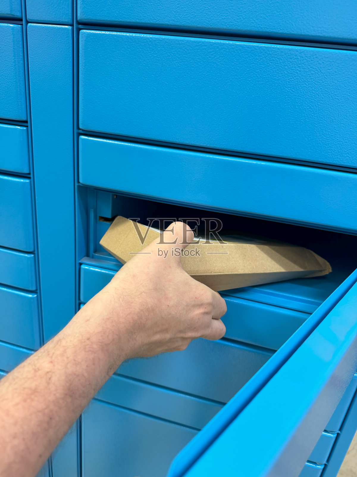 高加索人从电子收集点拿走包裹照片摄影图片