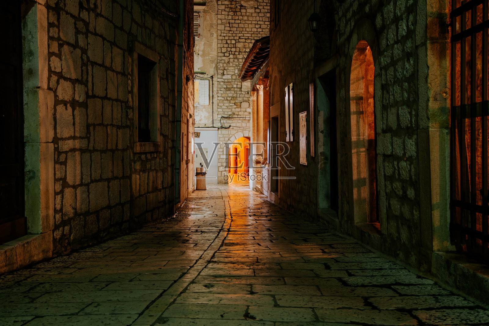 月光下的鹅卵石小巷照片摄影图片