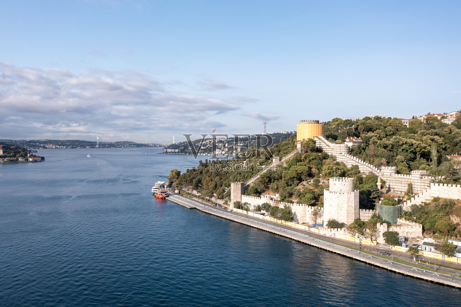 伊斯坦布尔的鲁梅利·希萨里、博斯普鲁斯大桥和马尔马拉海鸟瞰图照片摄影图片