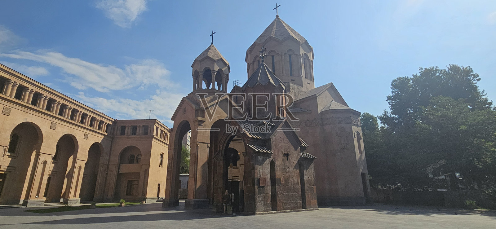 位于亚美尼亚埃里温市中心的St. Astvatsatsin Kathoghike教堂照片摄影图片