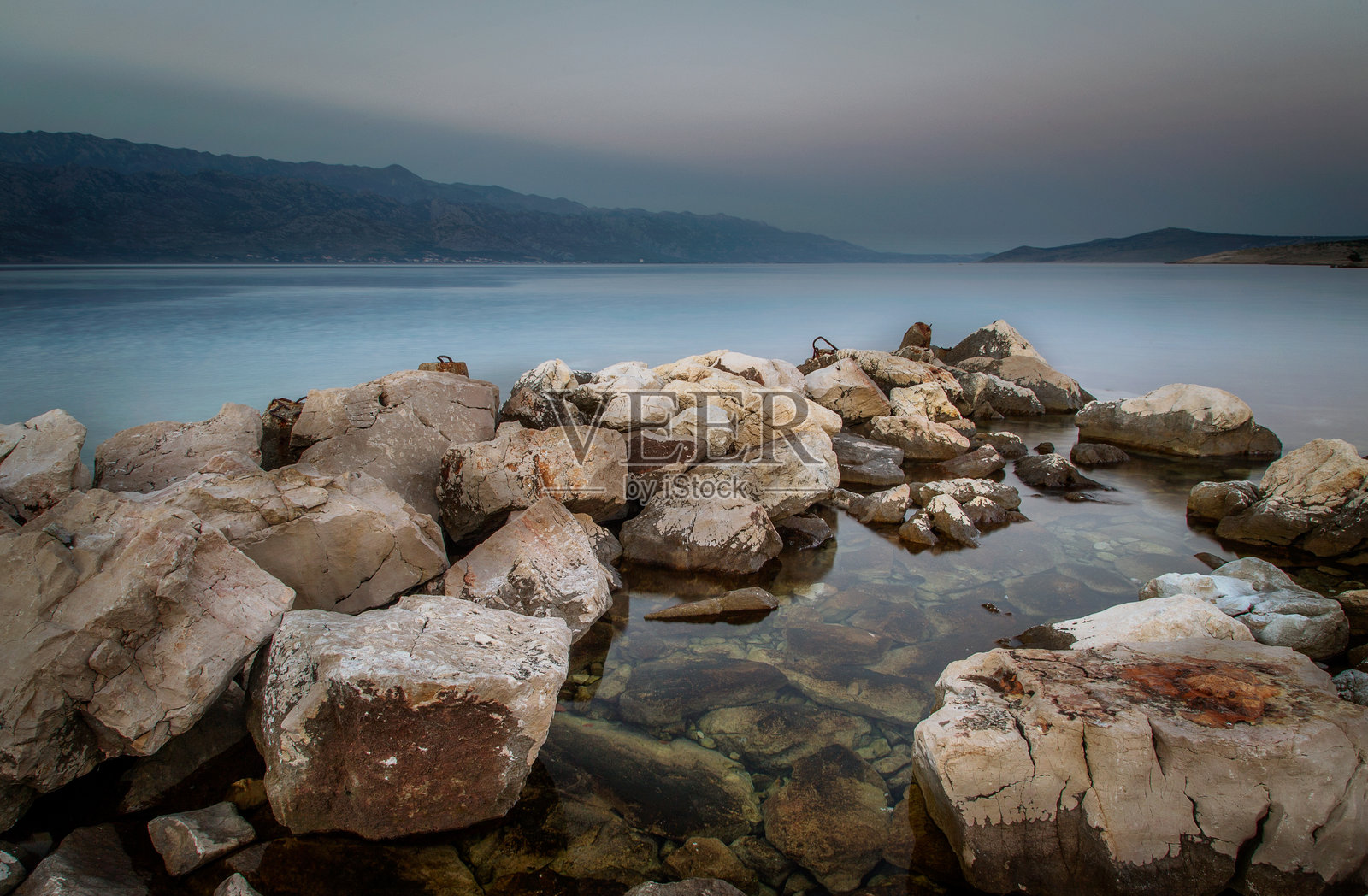 海边有岩石海岸照片摄影图片