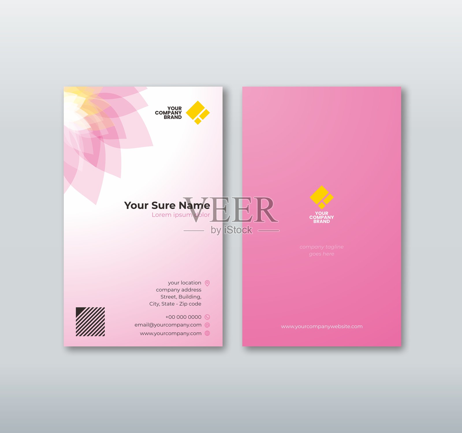 垂直双面名片模板与粉红色的花瓣在白色的背景插画图片素材