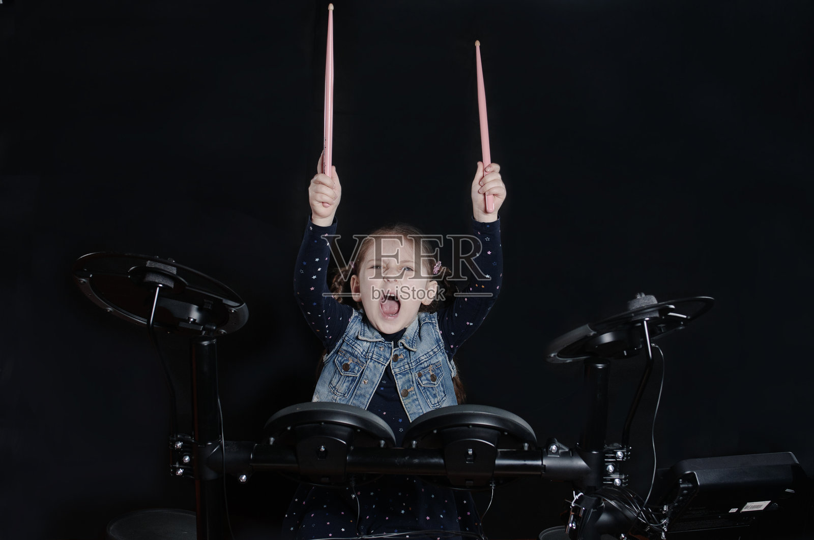 女孩在鼓声中呐喊的肖像照片摄影图片