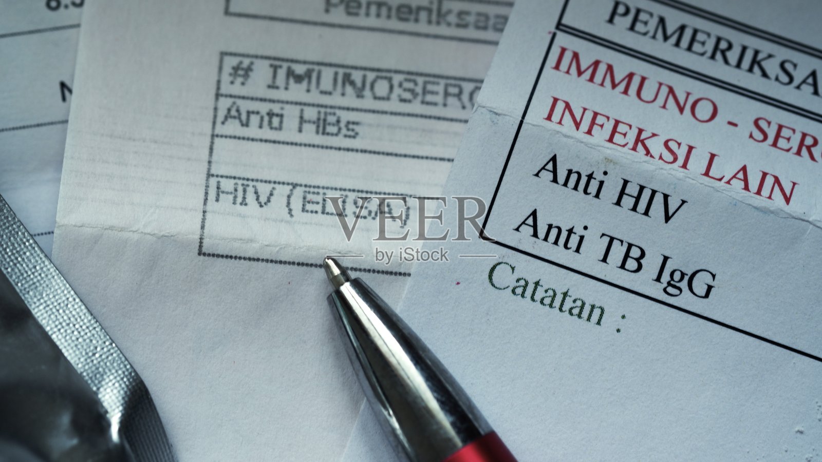 艾滋病毒化验结果的医疗报告。艾滋病毒检测的类型。照片摄影图片