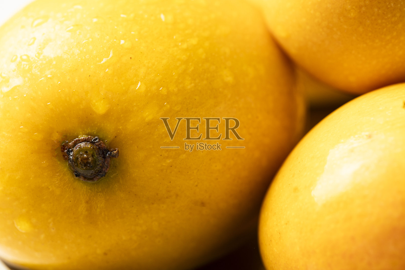 特写新鲜的黄色芒果，质感的macto图像。照片摄影图片