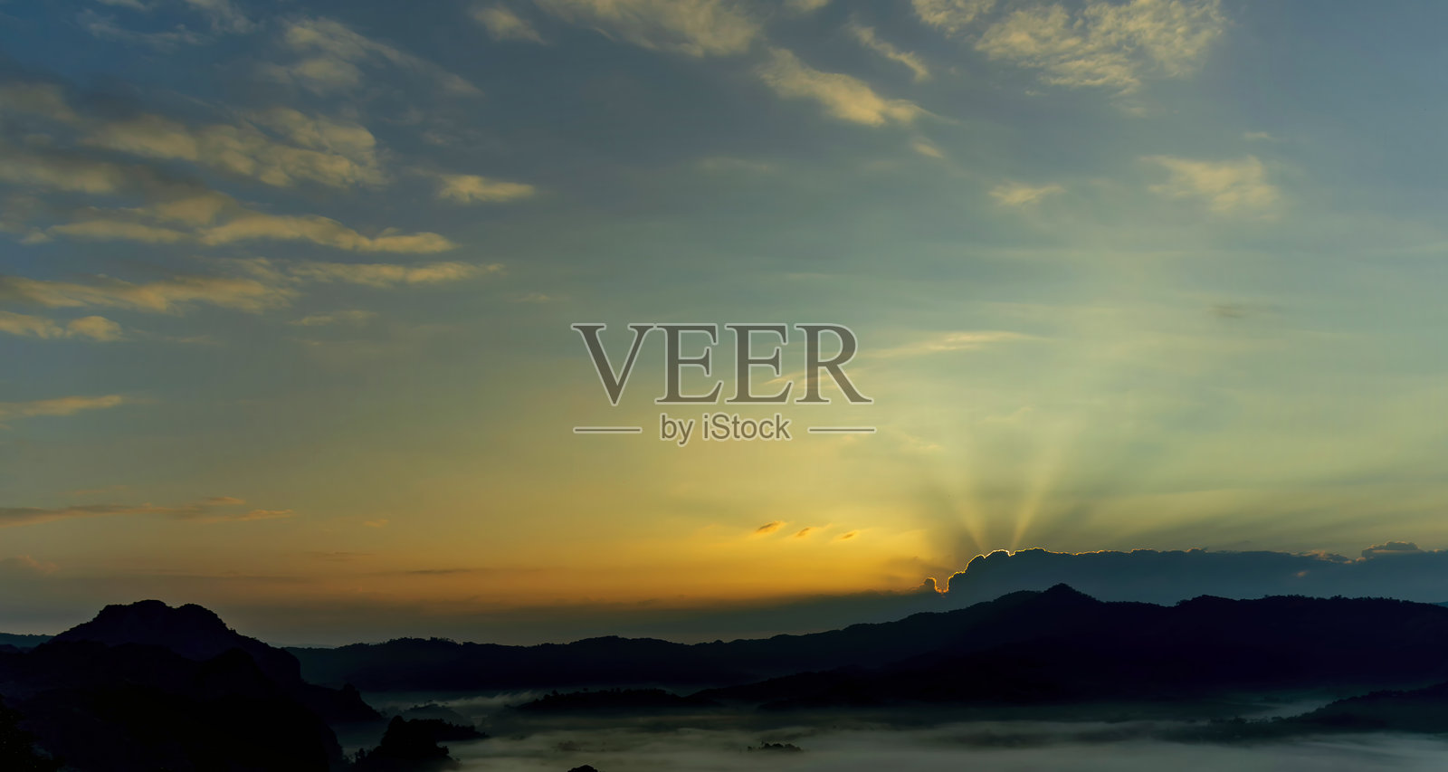 美丽的山景多雾多风的山脉绿色景观亚洲农场。惊人的景观山绿田野草地白云蓝天日出。乡村阳光天堂风景照片摄影图片