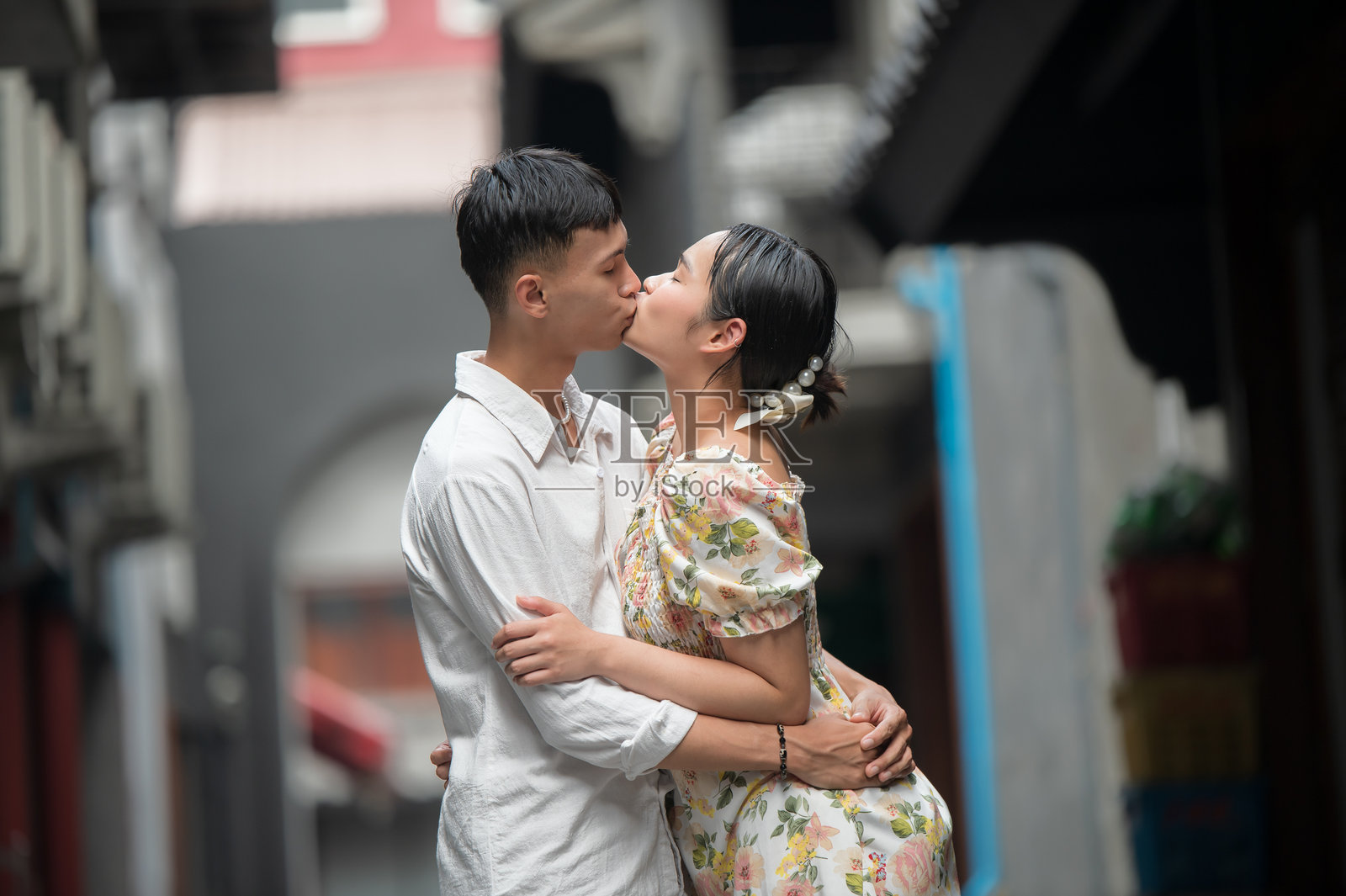 亚洲年轻情侣在接吻照片摄影图片