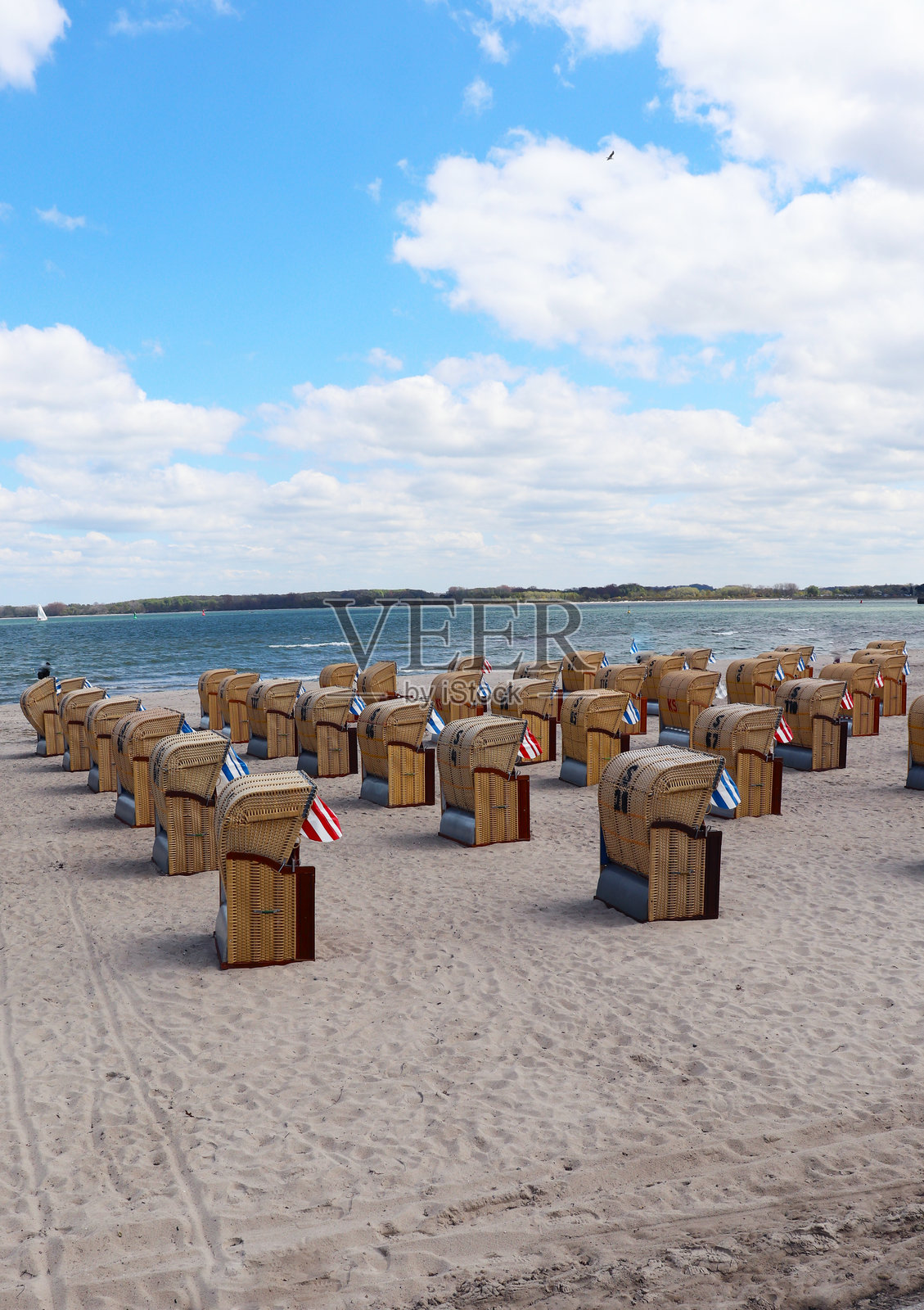 沙滩柳条篮子，在沙滩上放松照片摄影图片