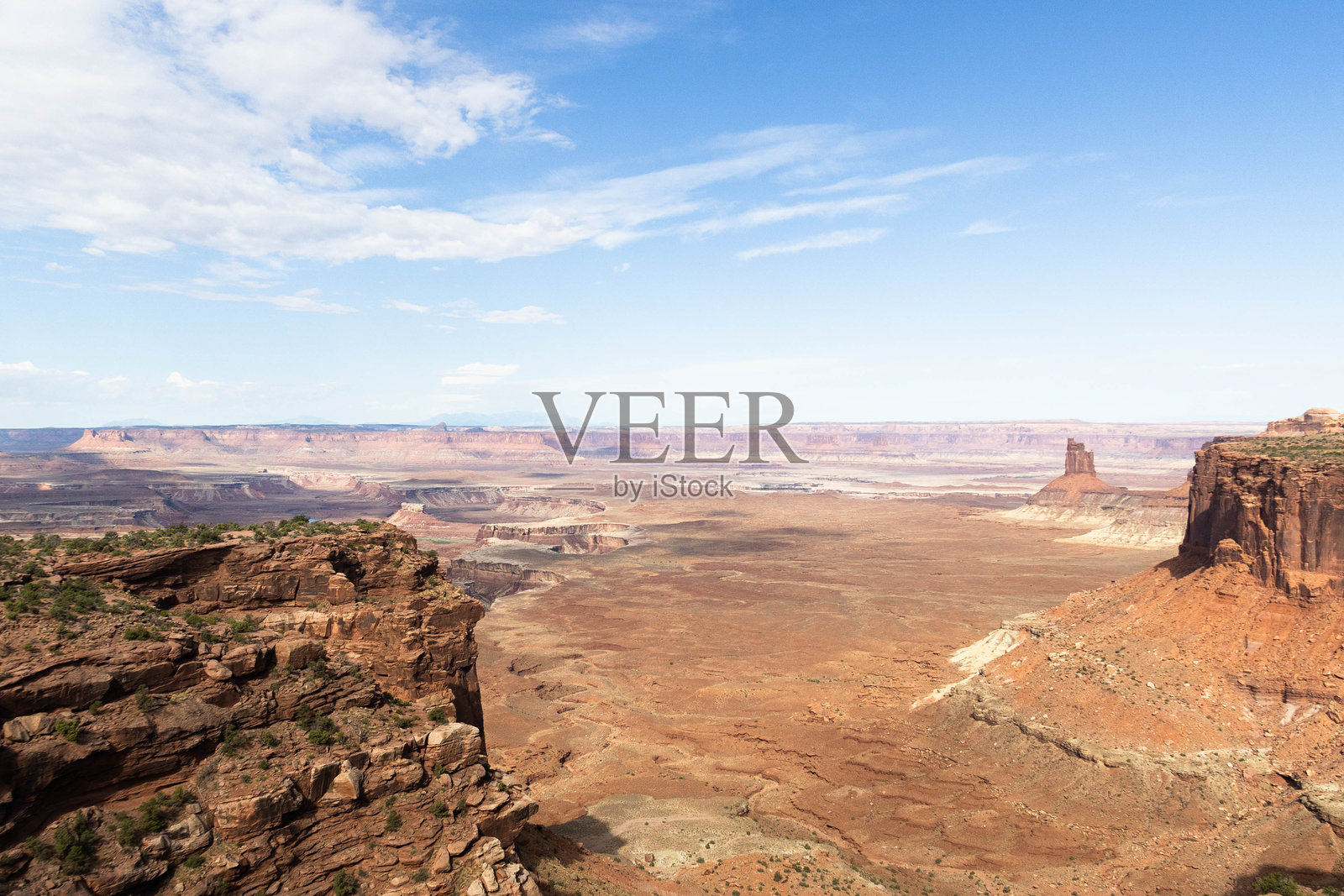 从高海拔的有利位置俯瞰犹他州的峡谷地国家公园。照片摄影图片