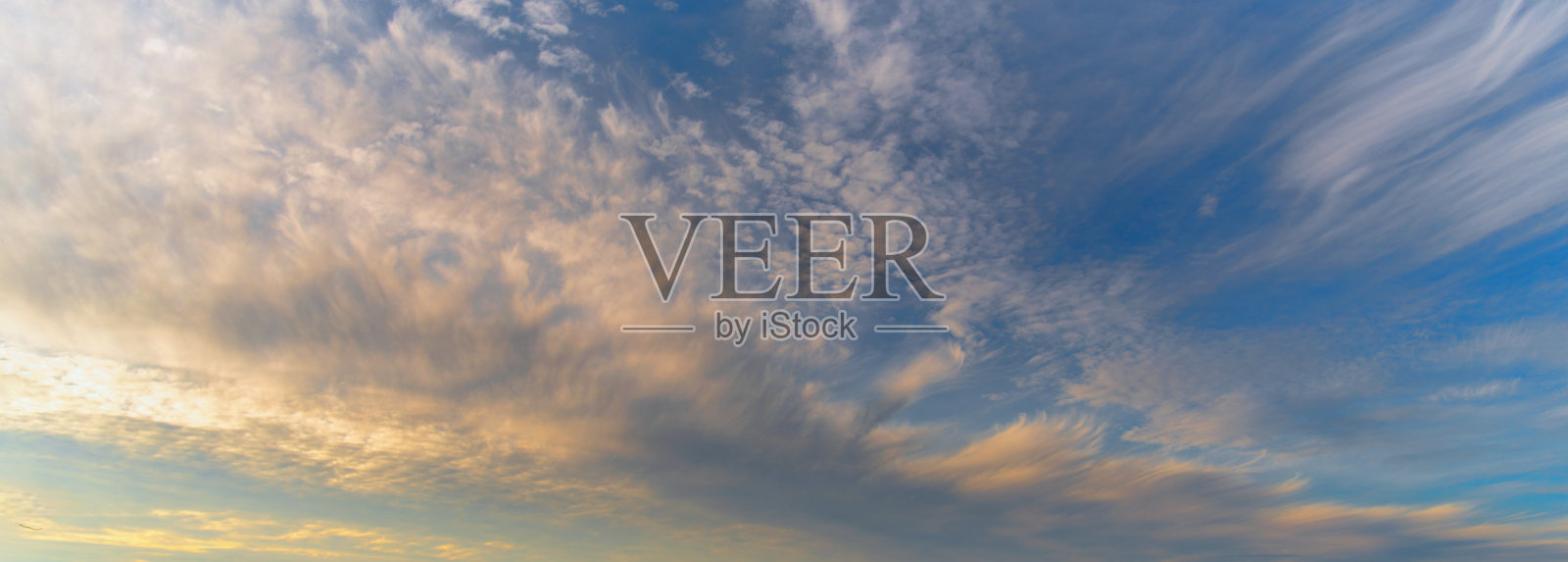 全景蓝色的天空，蓬松的白云，在阳光明媚的夏日云景。清晰明亮的蓝色天际线阳光气候全景背景。天蓝环境生态山水自然背景照片摄影图片