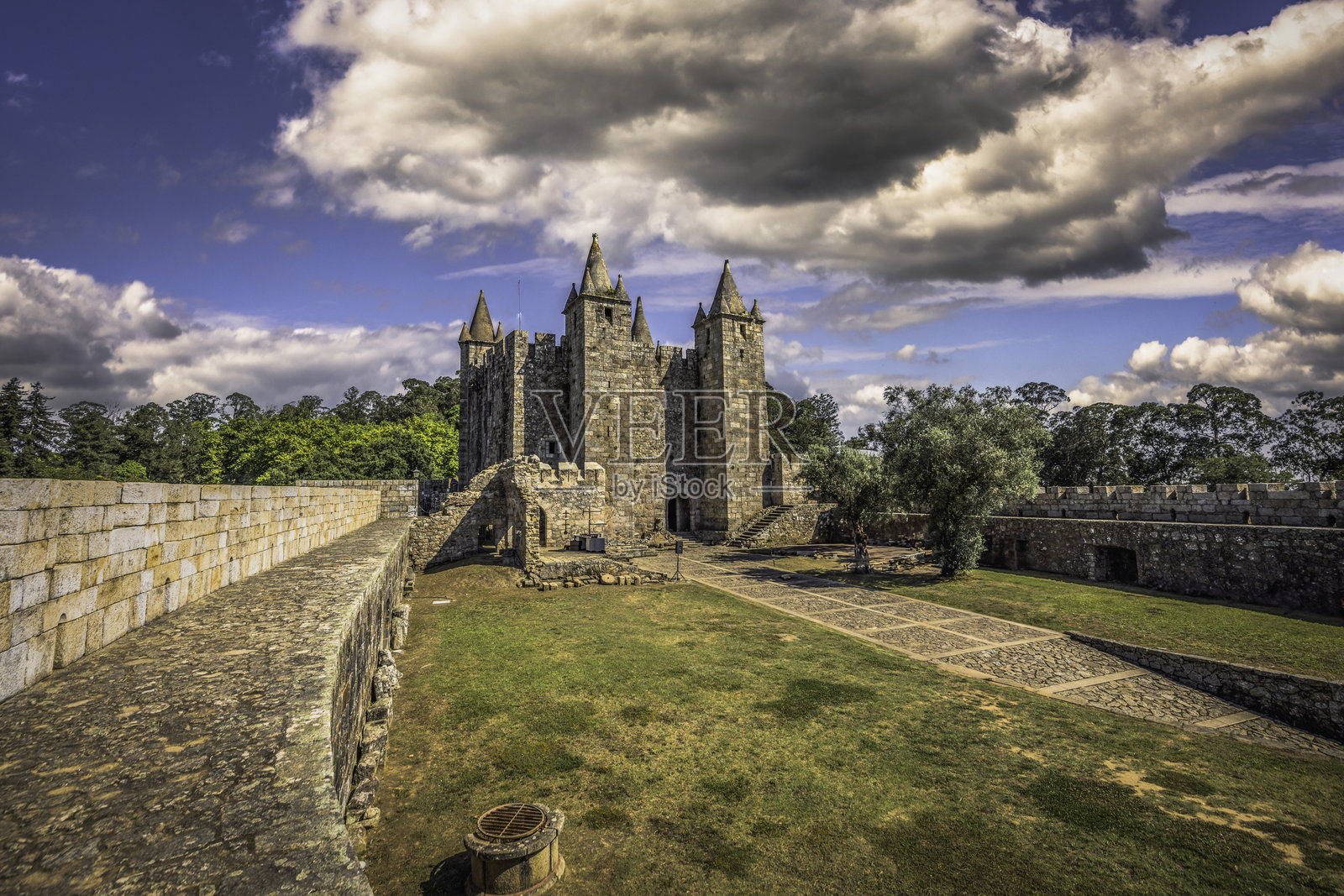 葡萄牙的中世纪小镇圣玛丽亚达费拉照片摄影图片