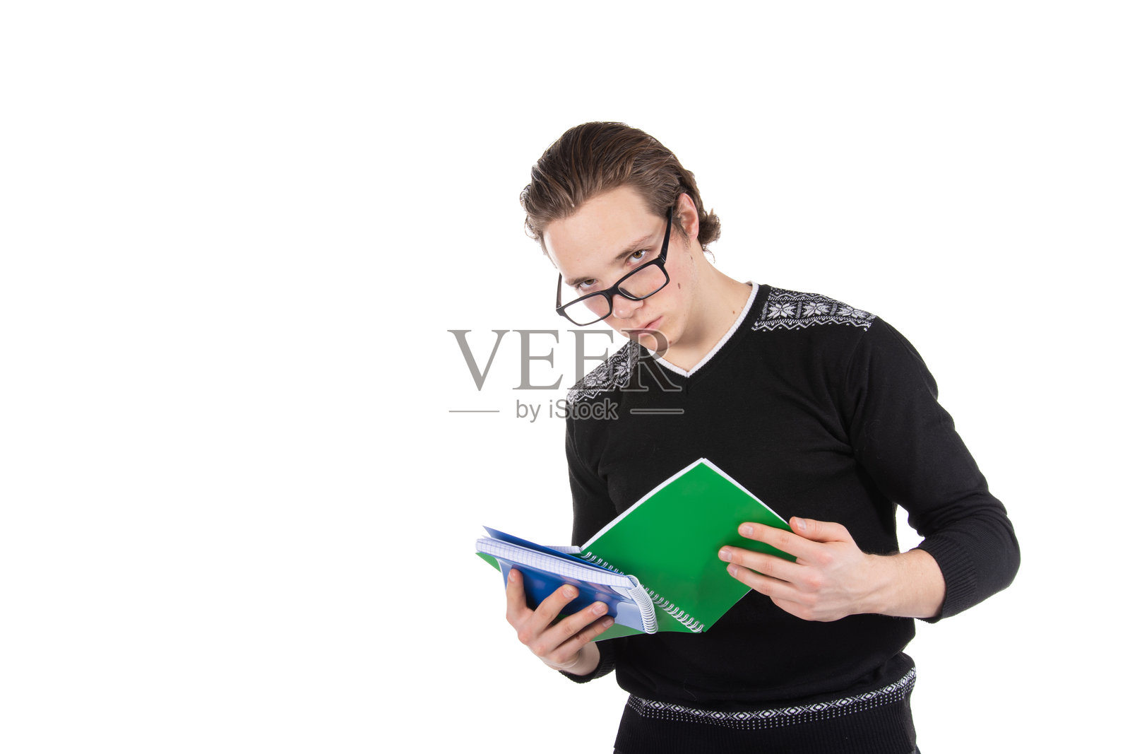 有魅力的年轻人，正在学习。照片摄影图片