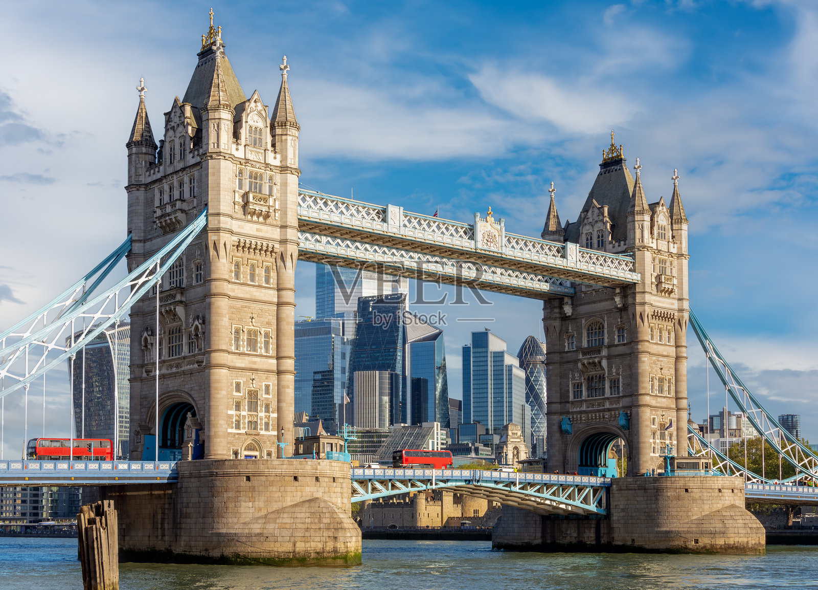 以伦敦城为背景的泰晤士河塔桥，英国照片摄影图片