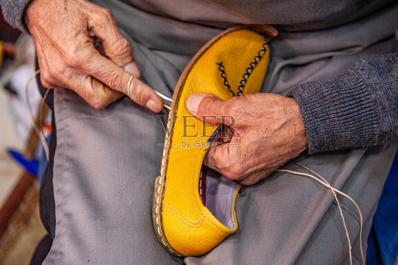 传统的土耳其皮鞋称为也门皮鞋。土耳其街头市场展出的彩色手工皮鞋。照片摄影图片