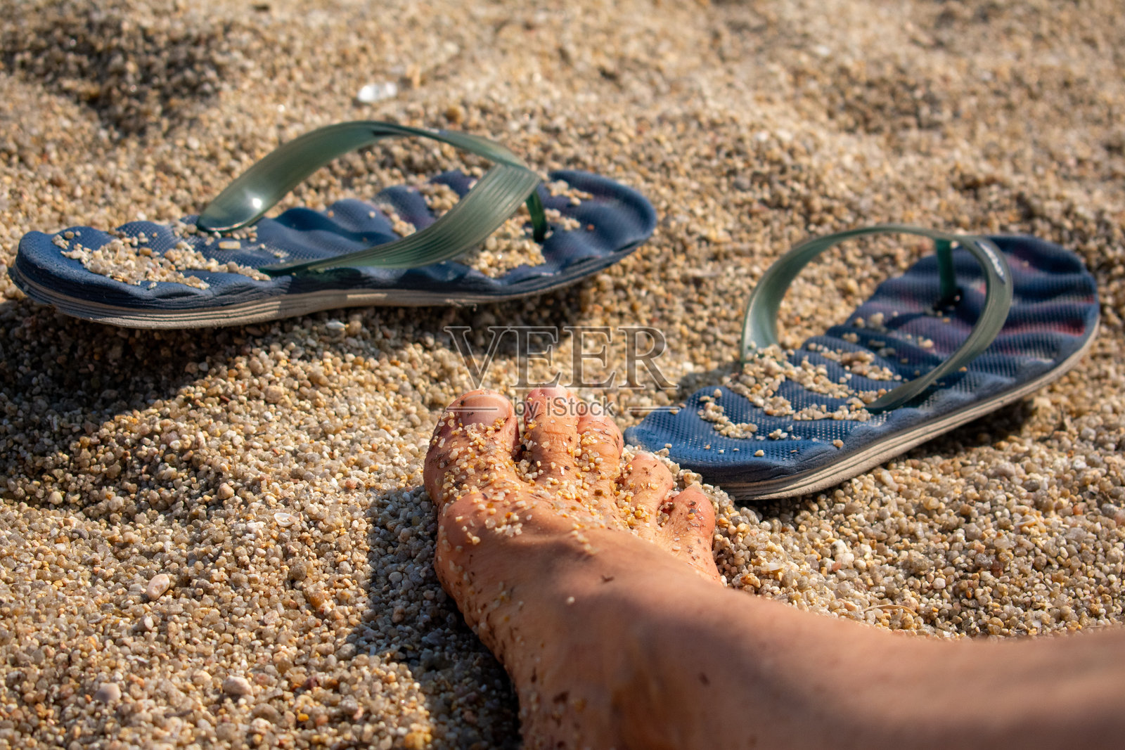沙滩上的人字拖照片摄影图片