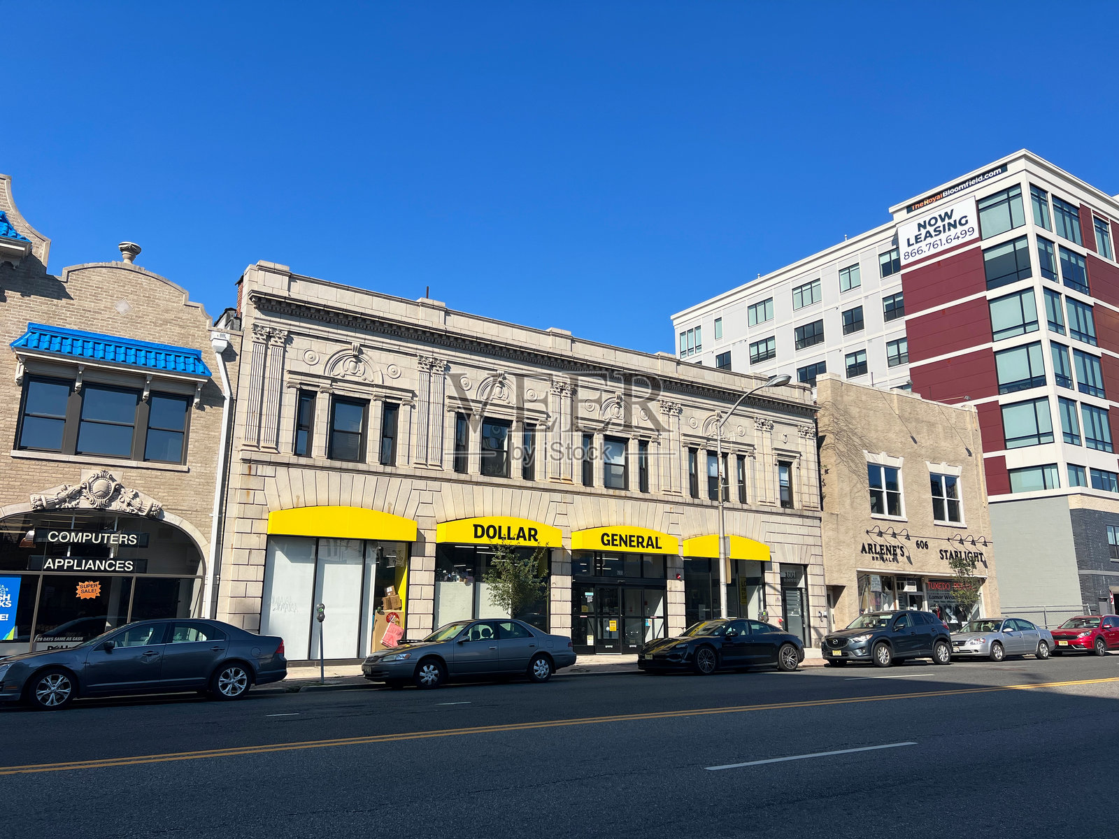 繁华街的达乐百货照片摄影图片