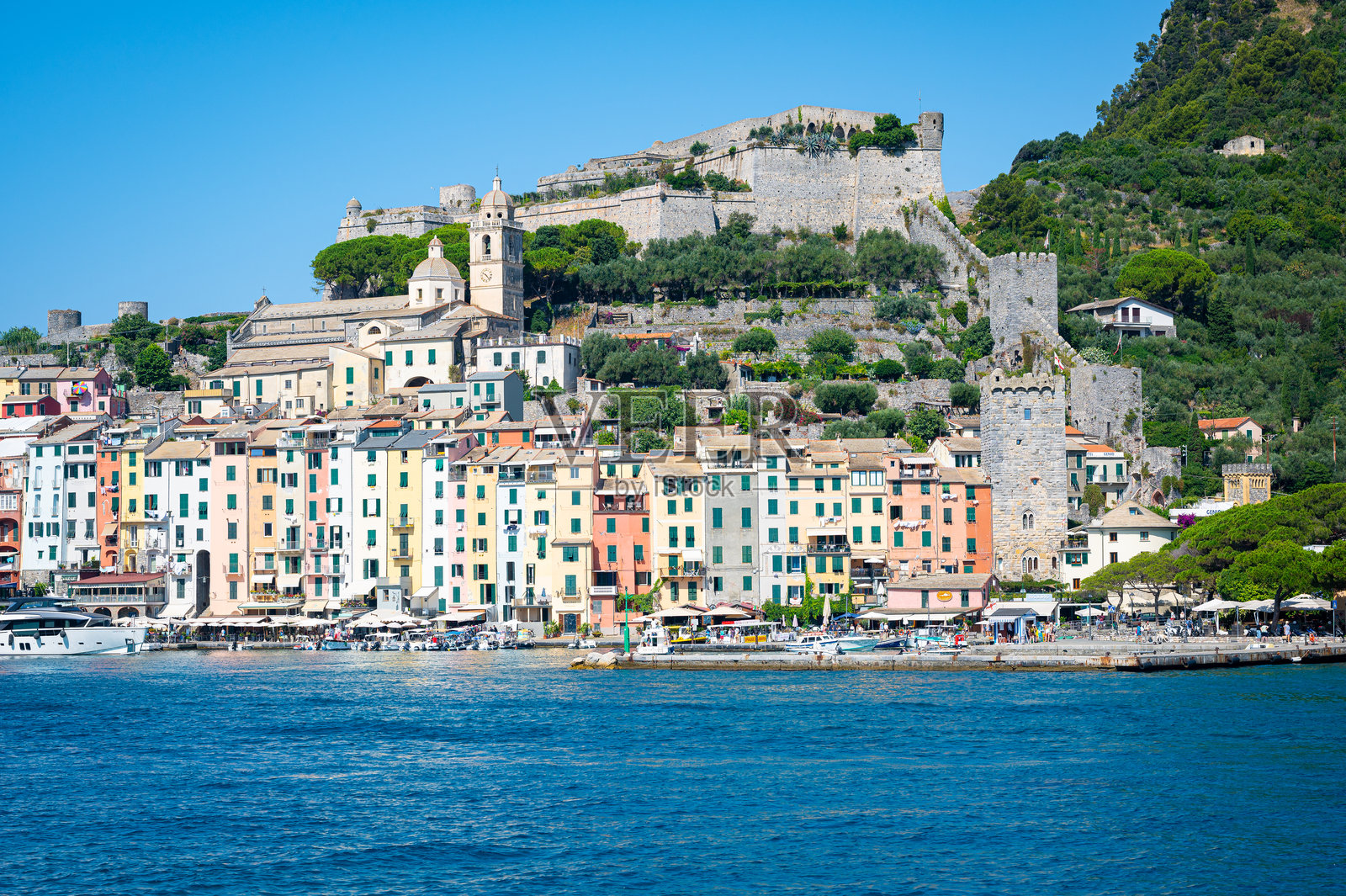 意大利维内雷港浅色房屋的风景照片摄影图片